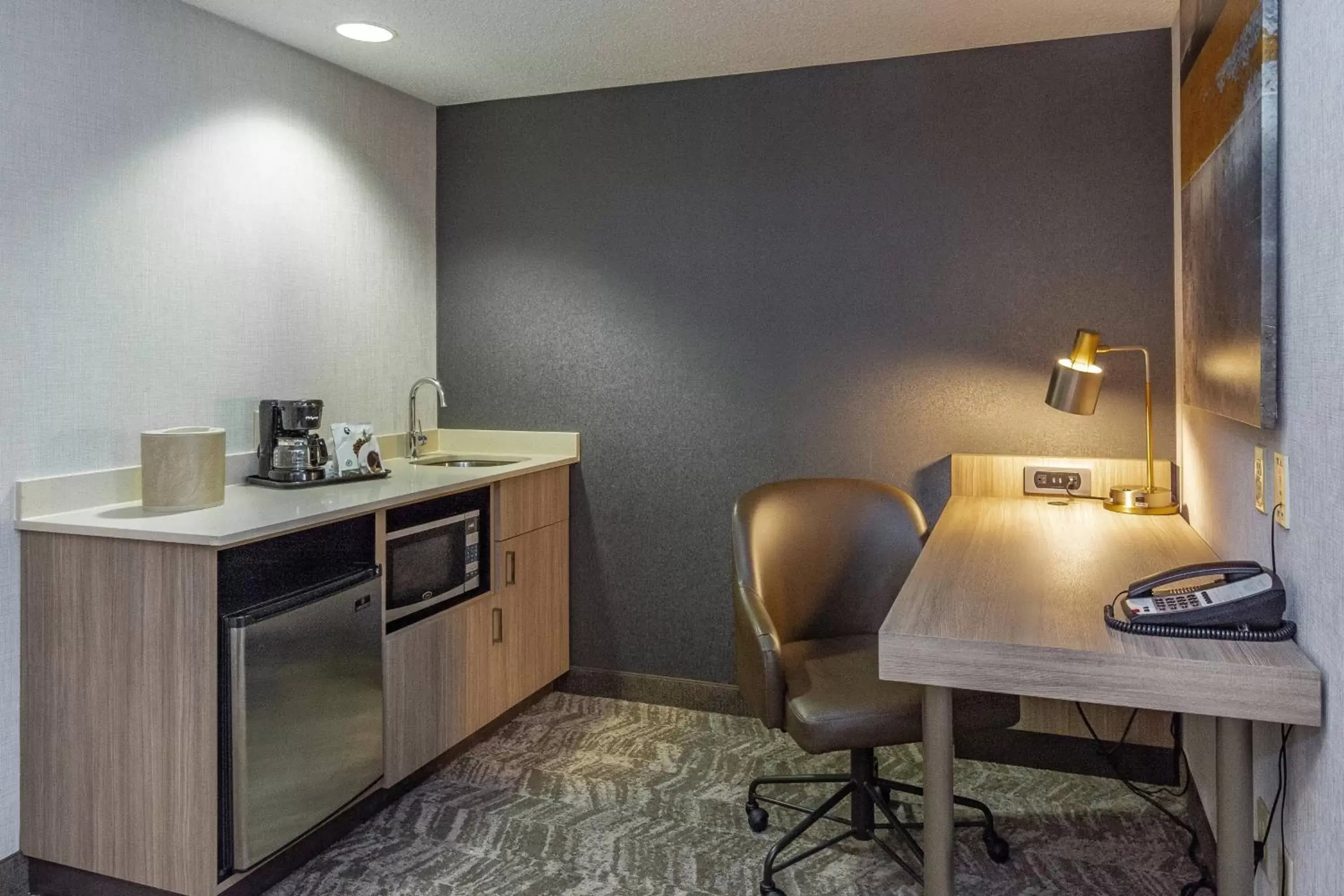 Photo of the whole room, Kitchen/Kitchenette in SpringHill Suites Anchorage Midtown