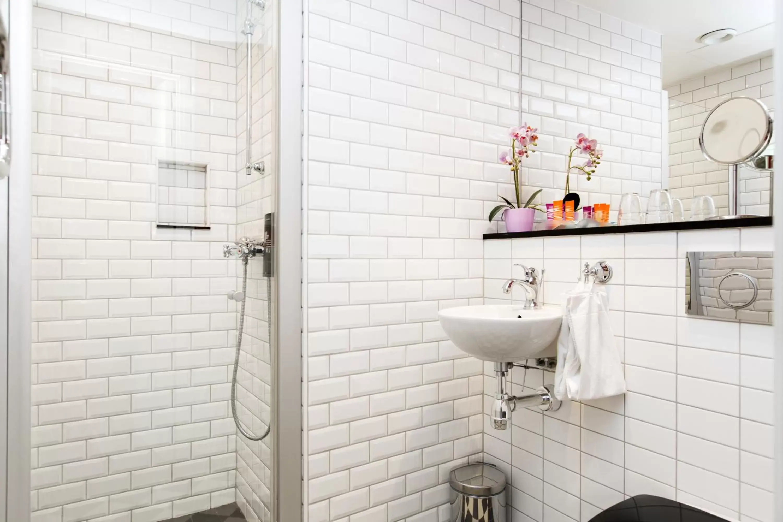 Bathroom in Lady Hamilton Hotel