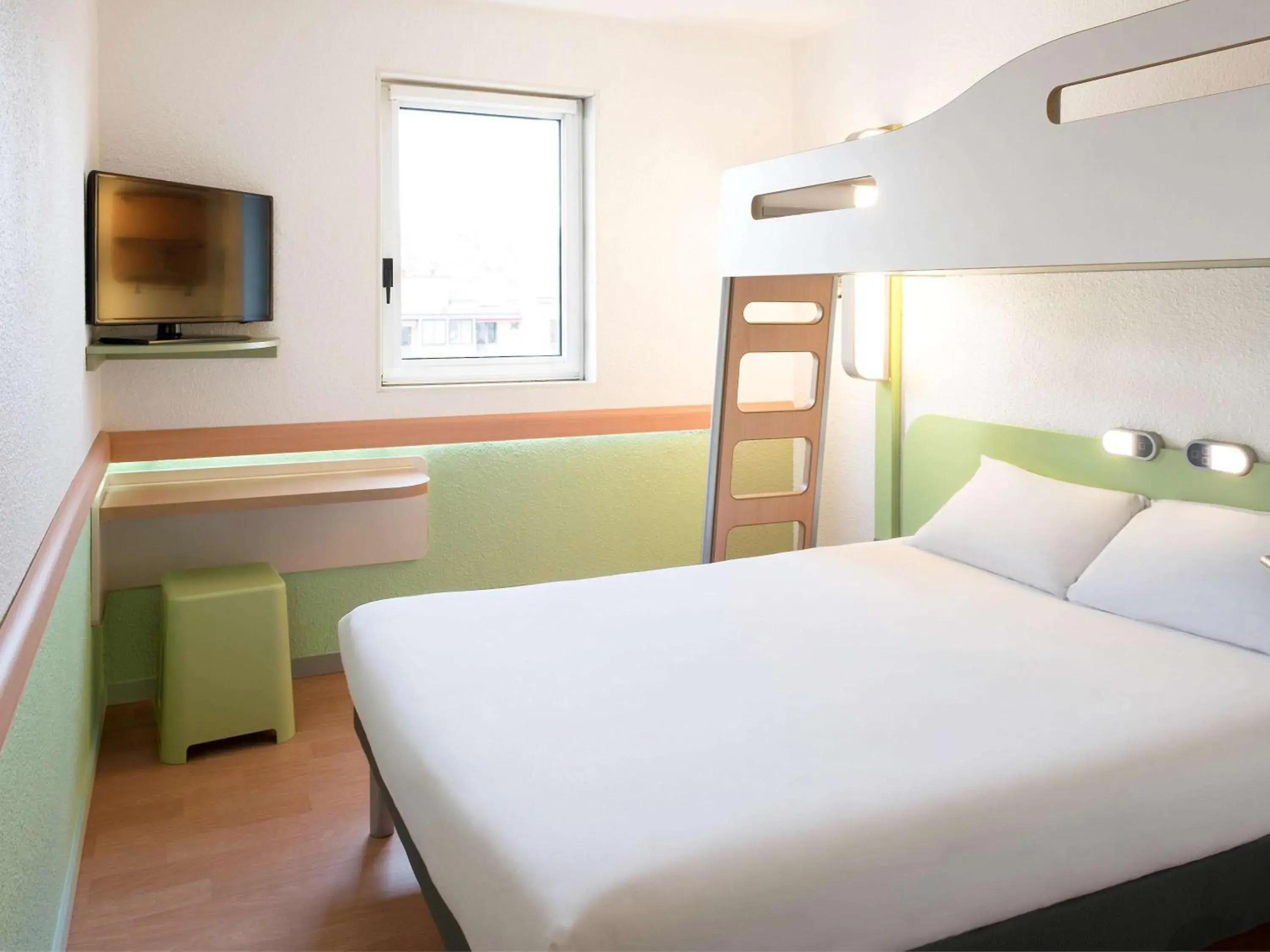 Photo of the whole room, Bunk Bed in ibis budget Lyon Confluence