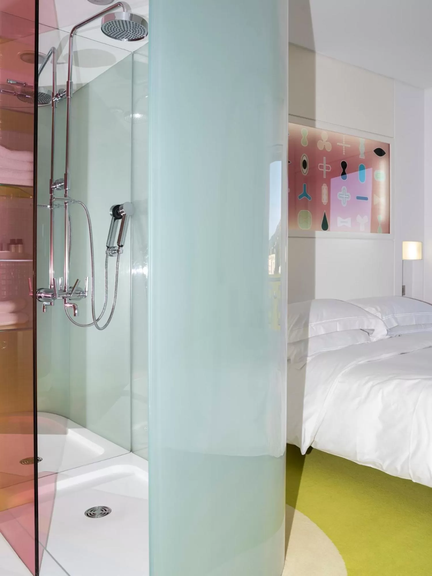 Shower, Bed in Semiramis