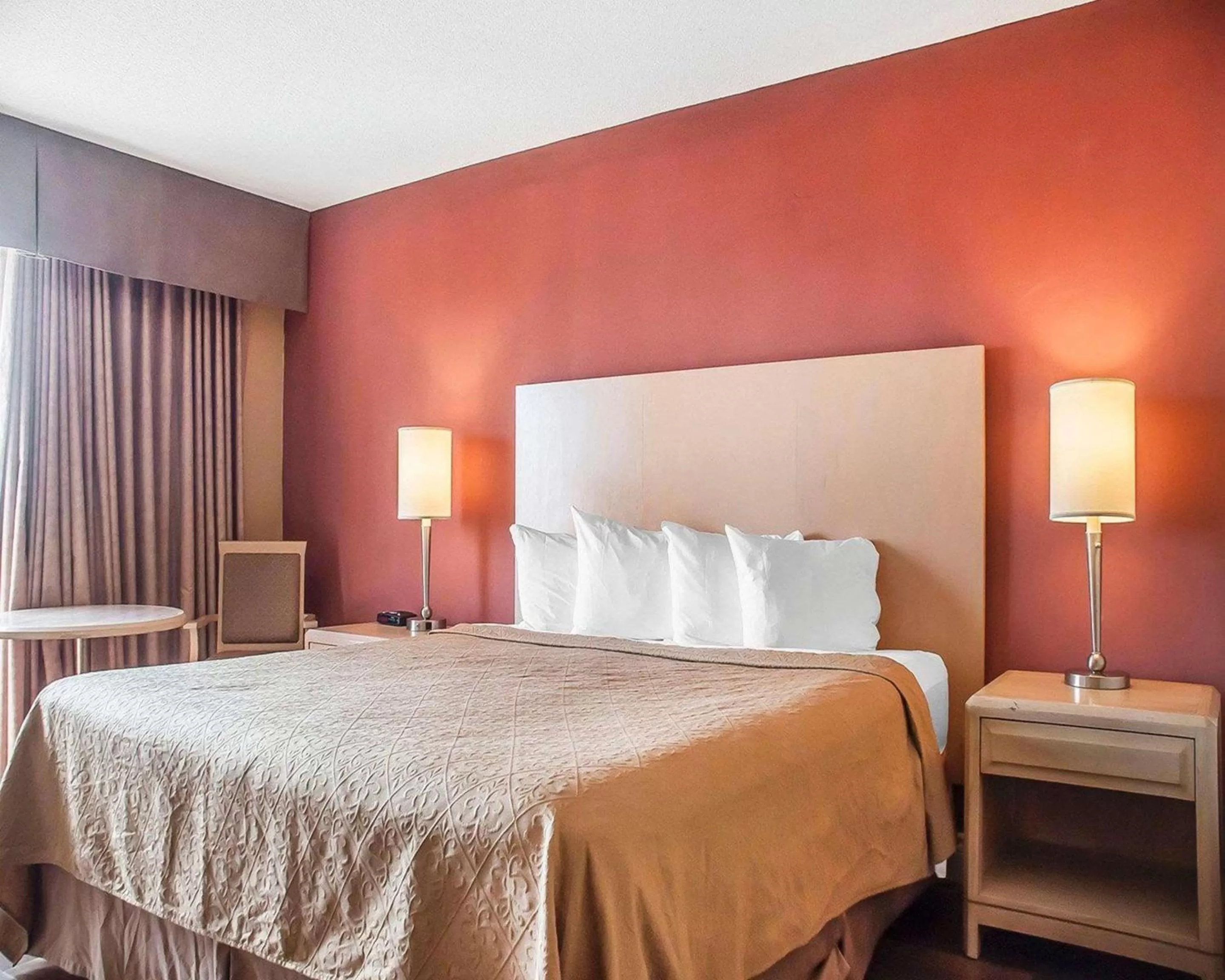 Photo of the whole room, Bed in Quality Hotel Fallsview Cascade