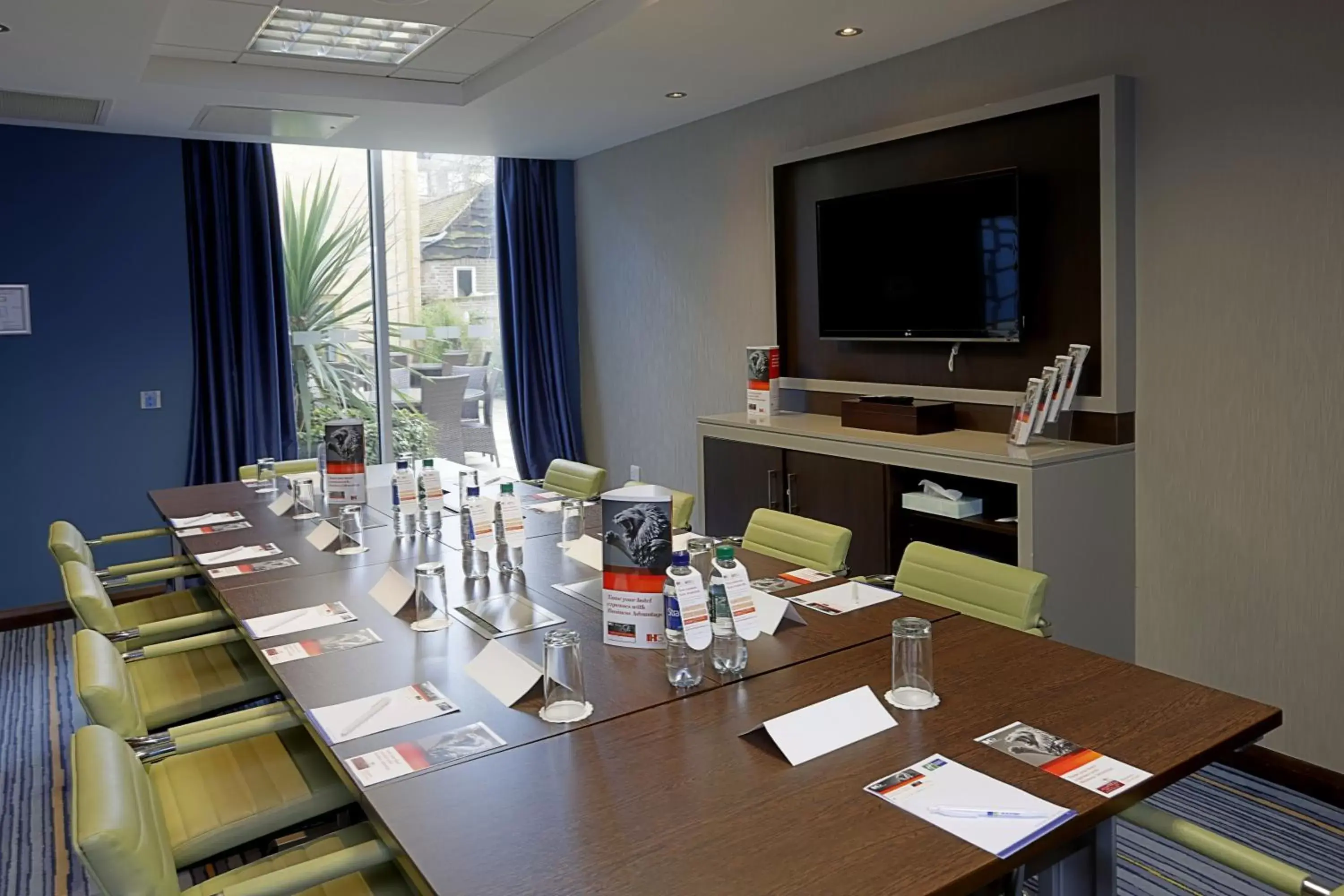 Meeting/conference room in Holiday Inn Express Windsor, an IHG Hotel