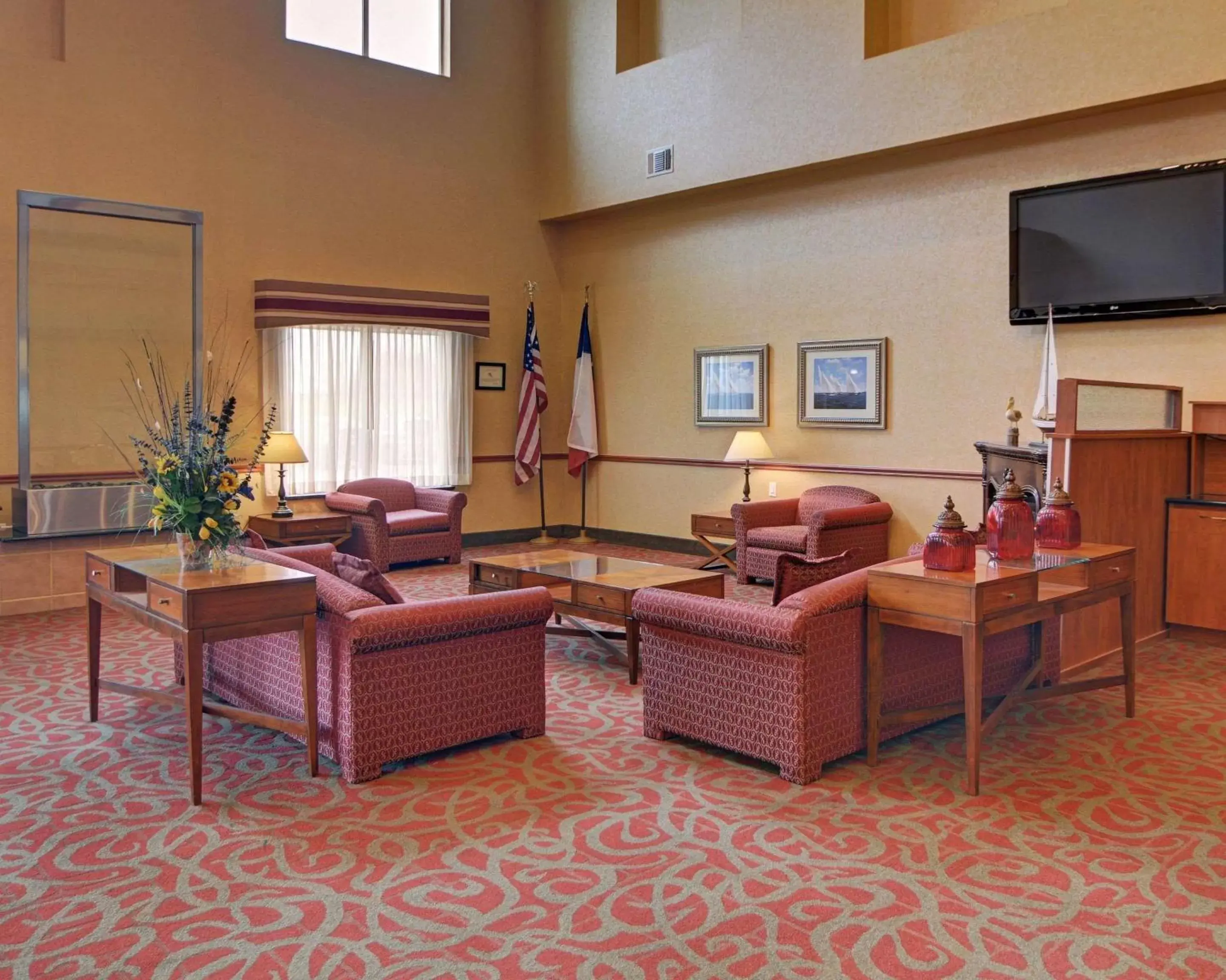 Lobby or reception, Seating Area in Quality Suites Near Cedar Creek Lake