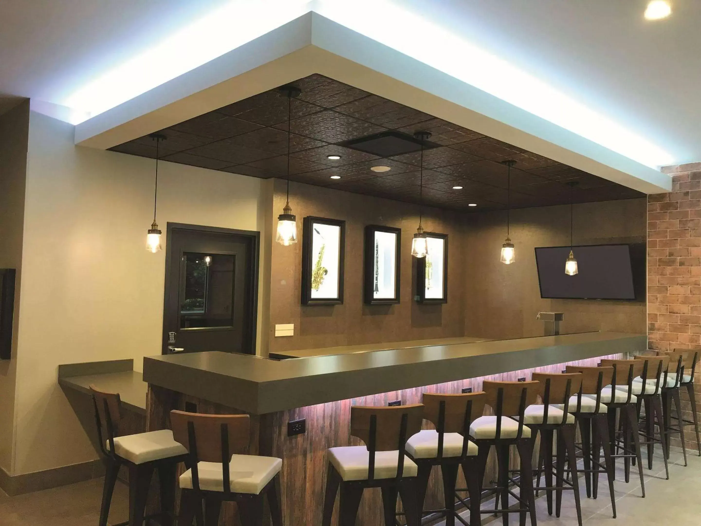 Lounge or bar in La Quinta by Wyndham New Orleans Downtown