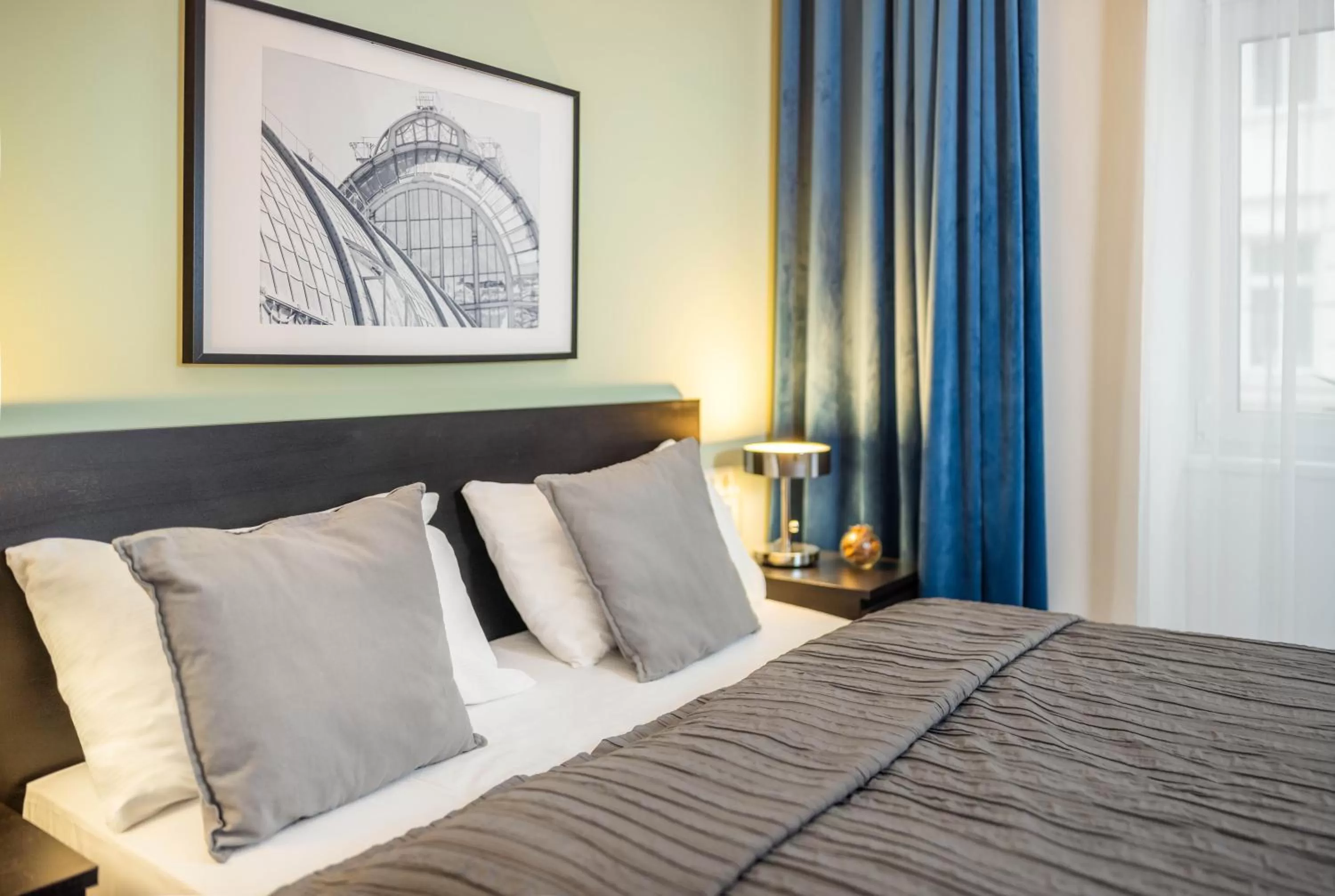 Bed in Jimmy's Apartments Emerald