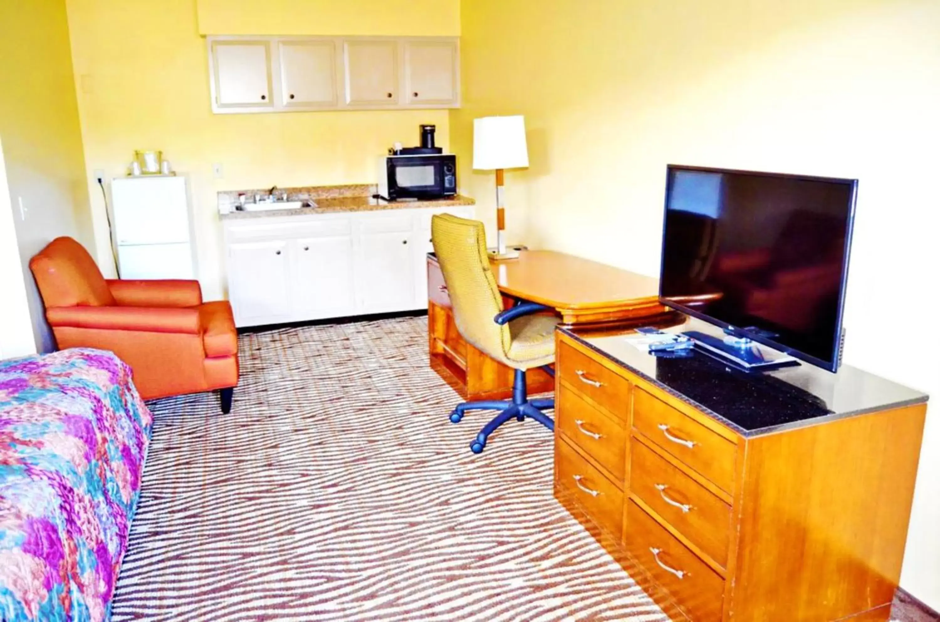 TV and multimedia, TV/Entertainment Center in Flagship Inn & Suites