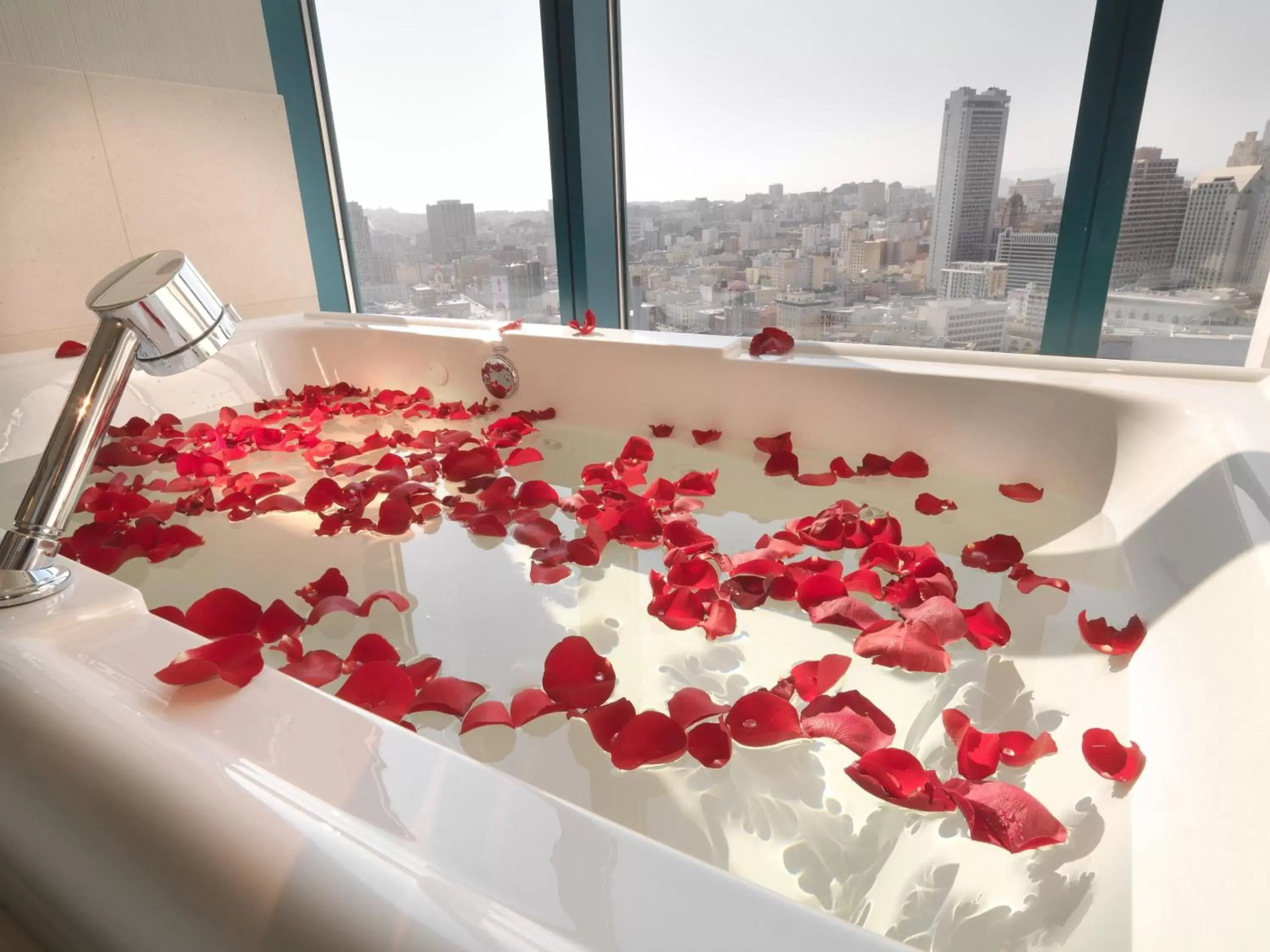 Photo of the whole room, Bathroom in InterContinental San Francisco, an IHG Hotel