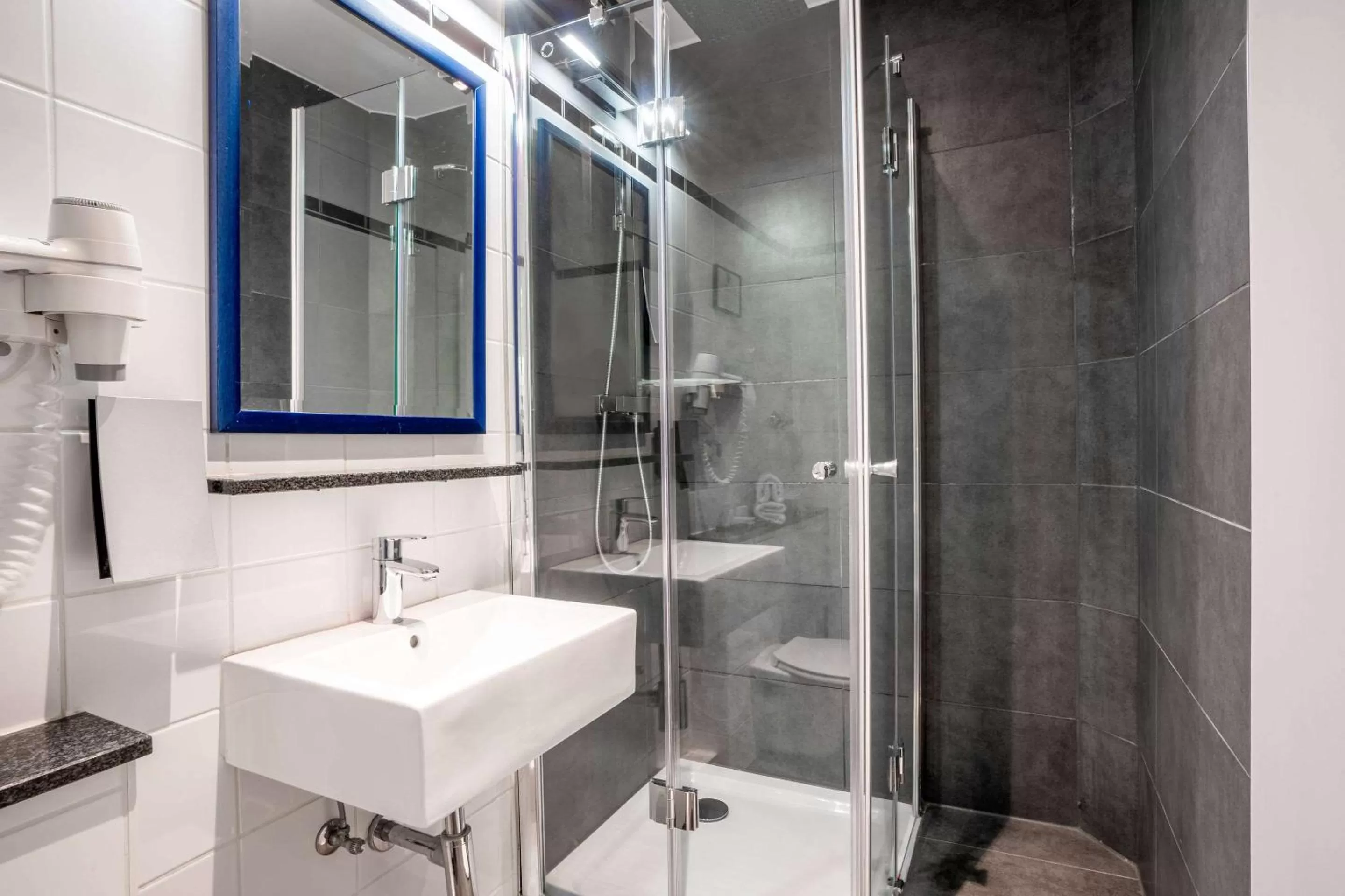 Bathroom in Comfort Hotel Frankfurt Central Station