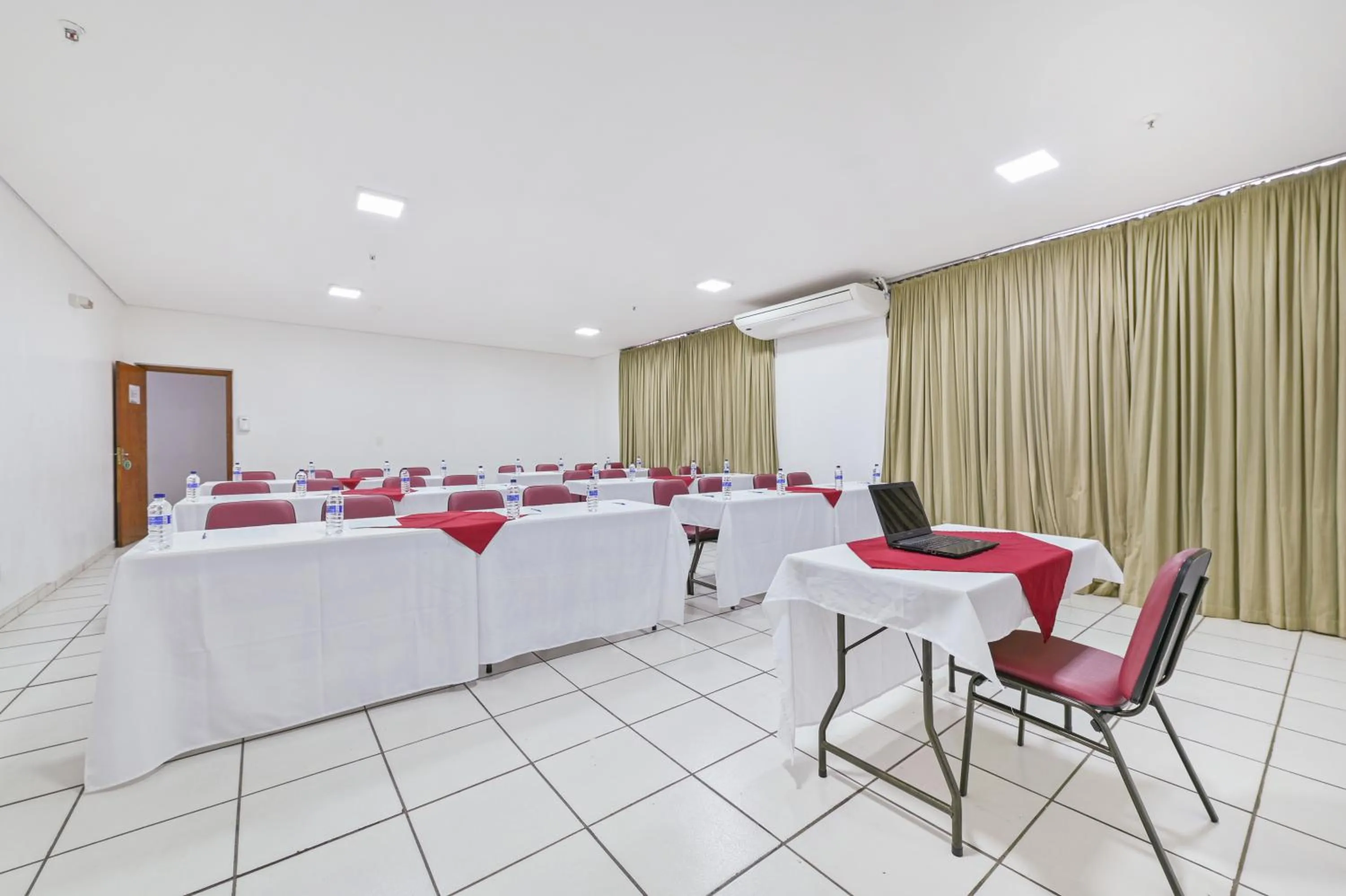 Meeting/conference room in Hotel Nacional Inn Limeira