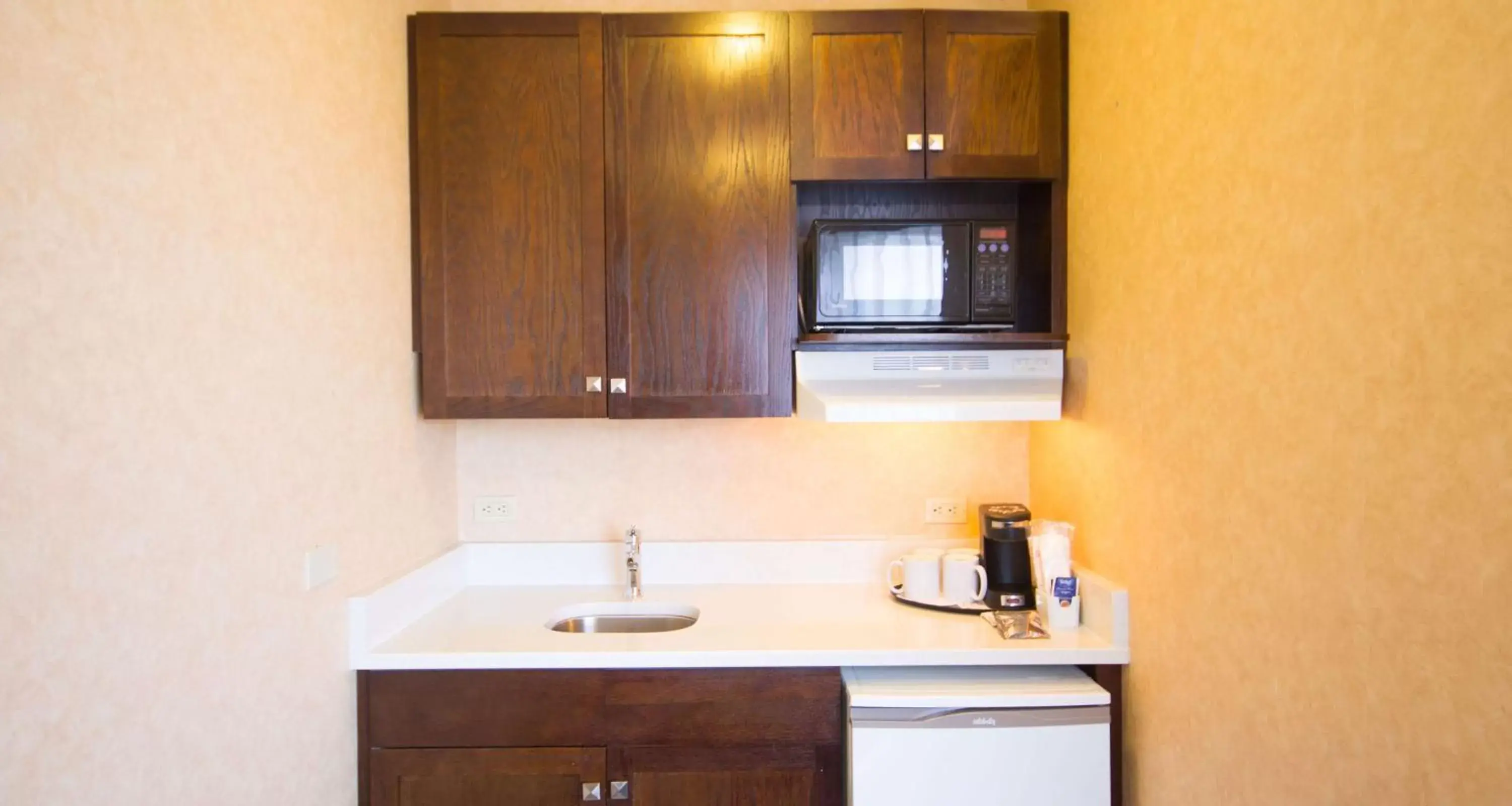 Kitchen or kitchenette, Bathroom in Best Western Plus Suites Downtown Calgary