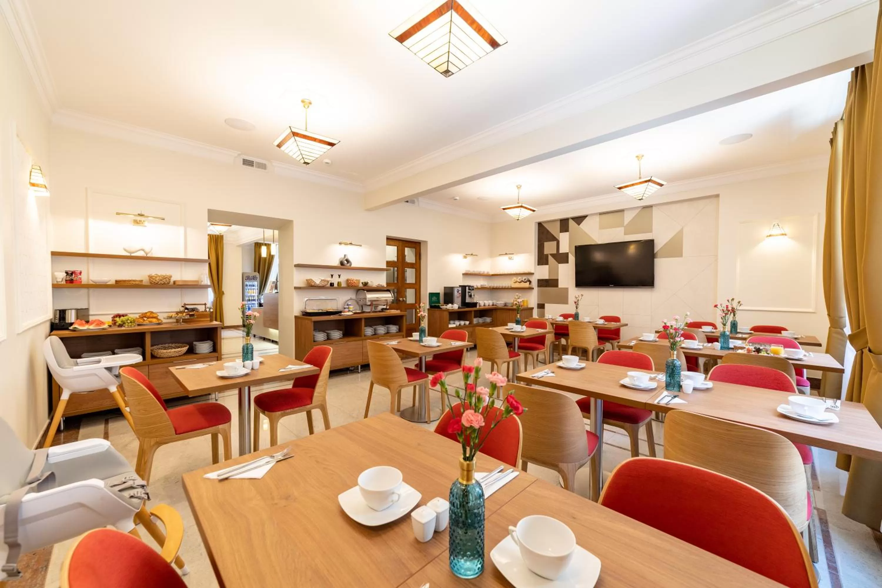 Dining area in Portal House Apartments