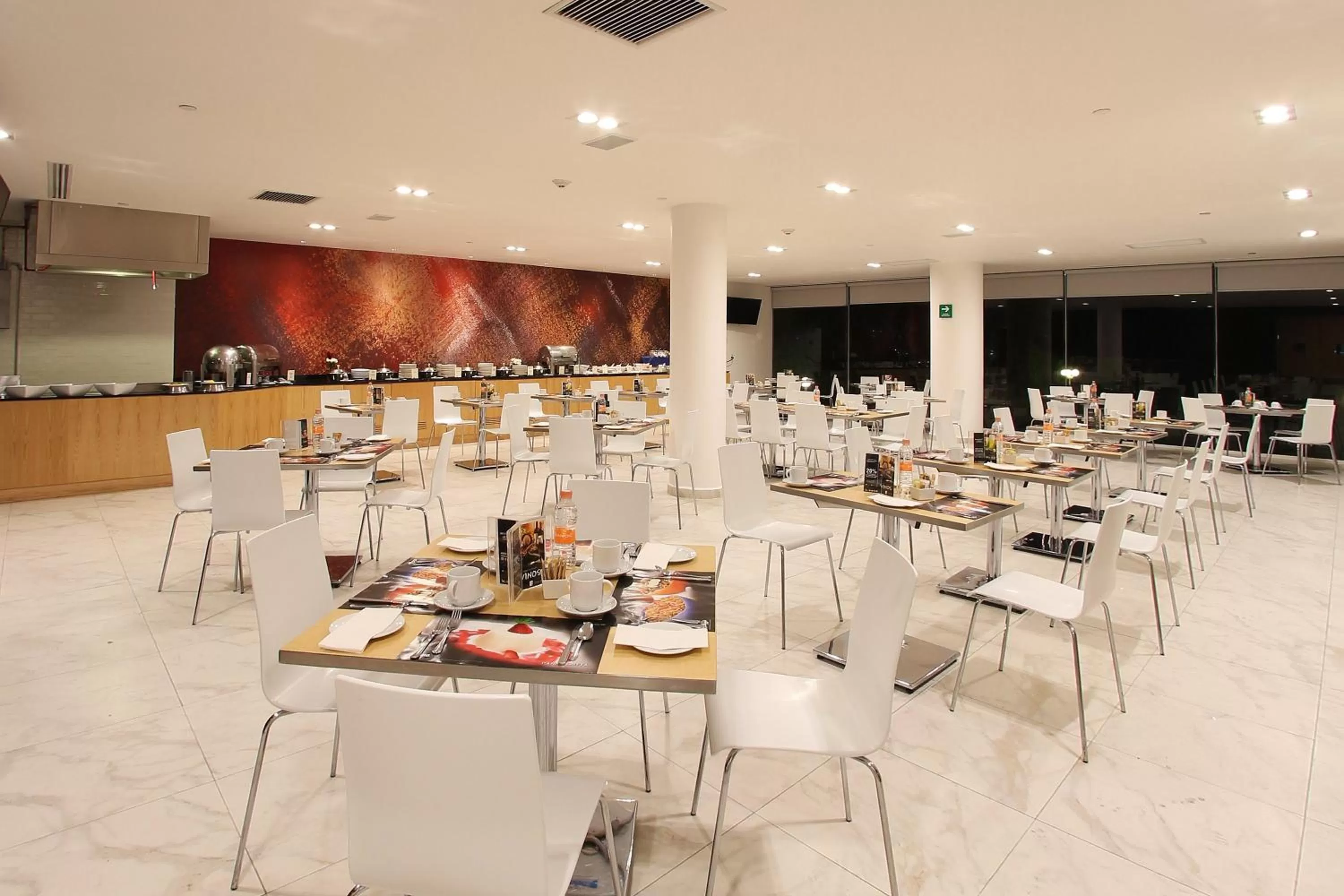 Restaurant/places to eat in Fiesta Inn Express Perinorte