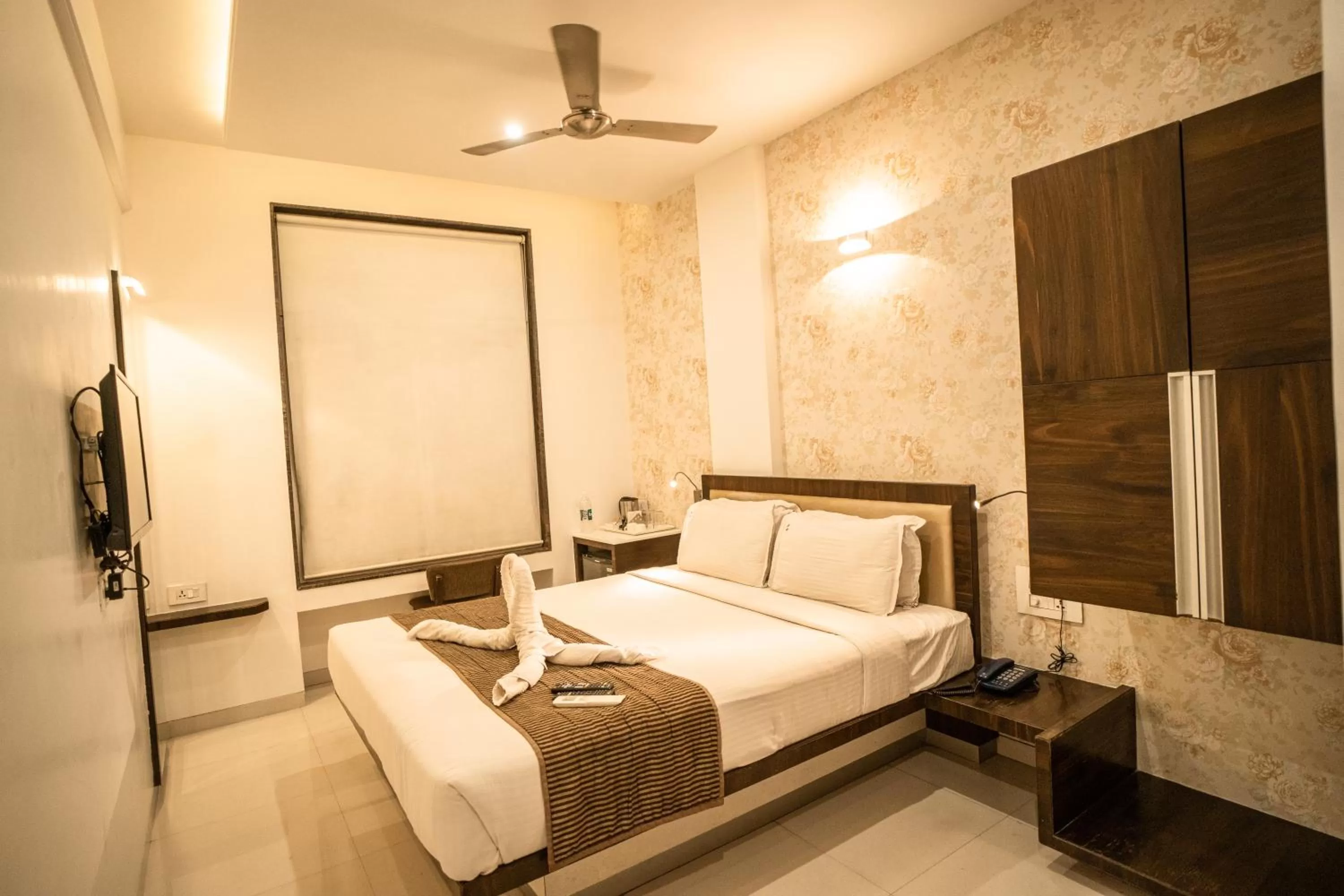 Bedroom, Bed in Hotel SRI SRI EXECUTIVE KOLHAPUR NEAR MAHALAXMI TEMPLE