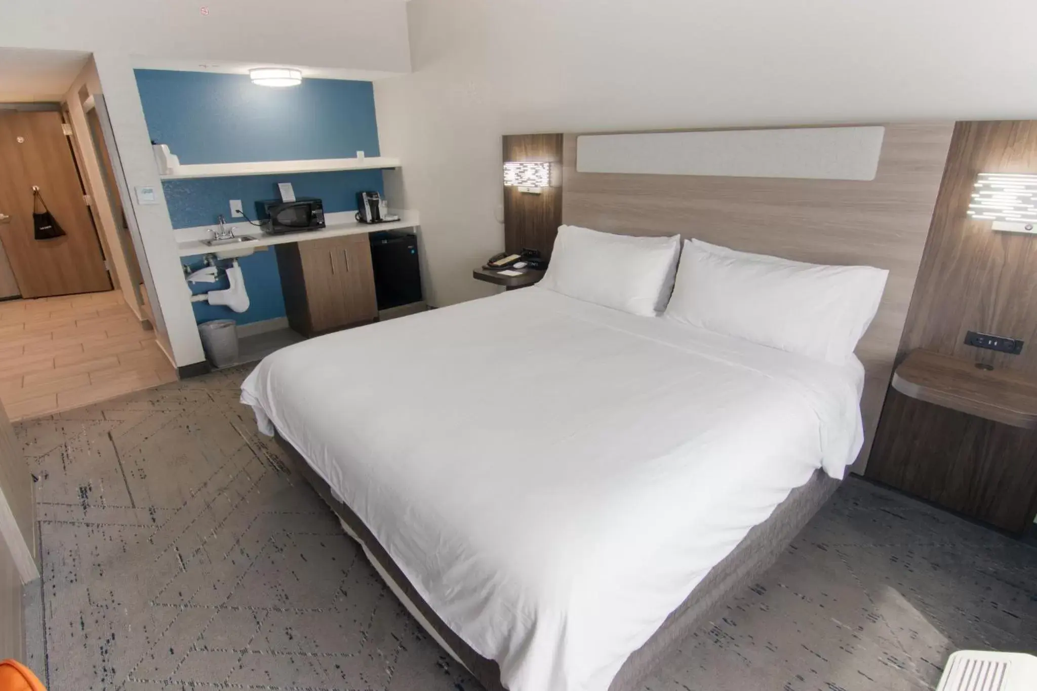Photo of the whole room, Bed in Holiday Inn Express and Suites Fort Lauderdale Airport West, an IHG Hotel