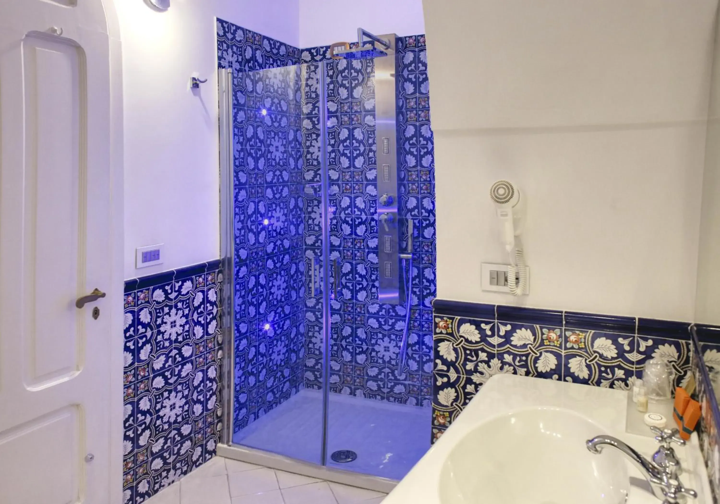 Shower, Bathroom in Palazzo Confalone