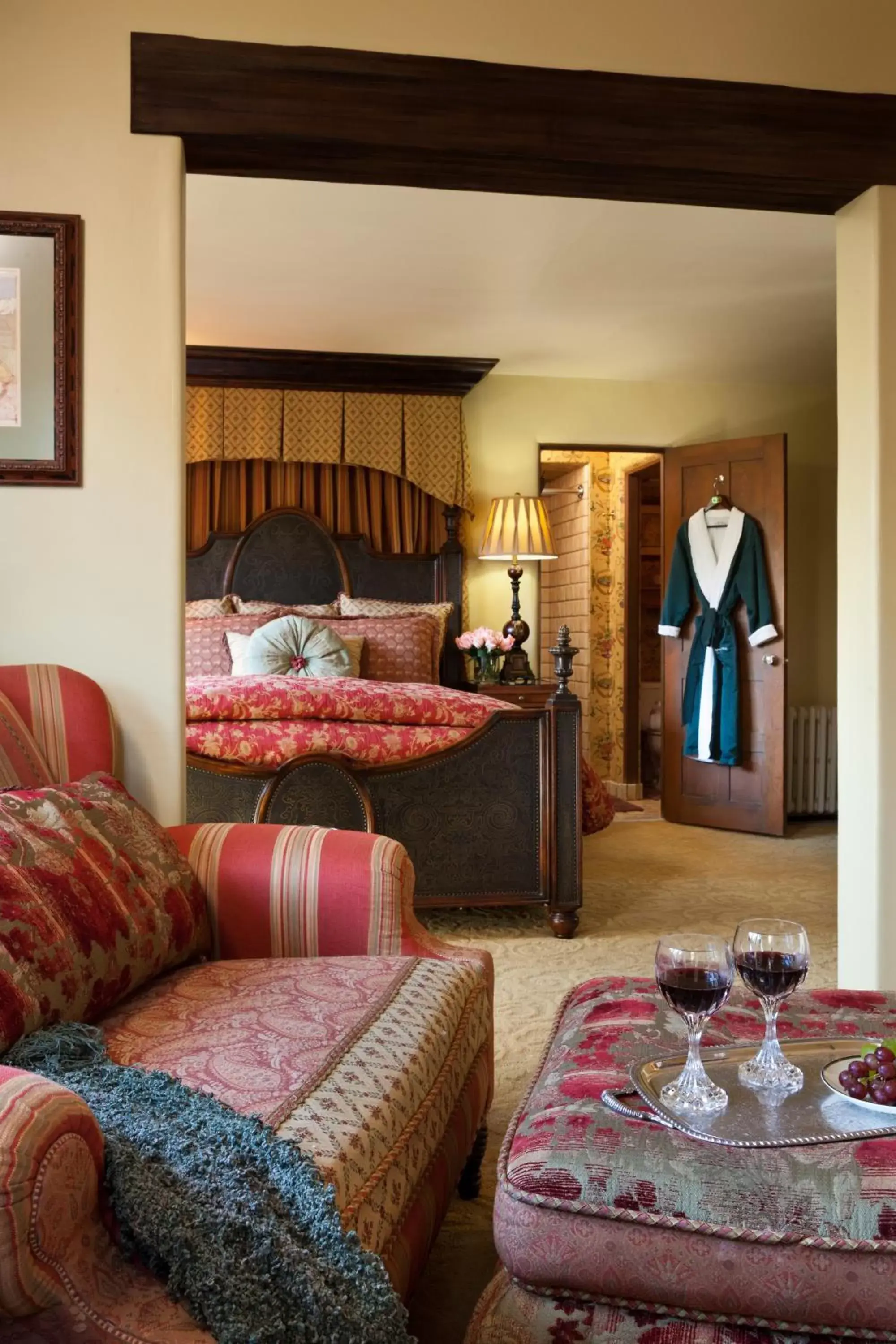 Bed in Old Monterey Inn