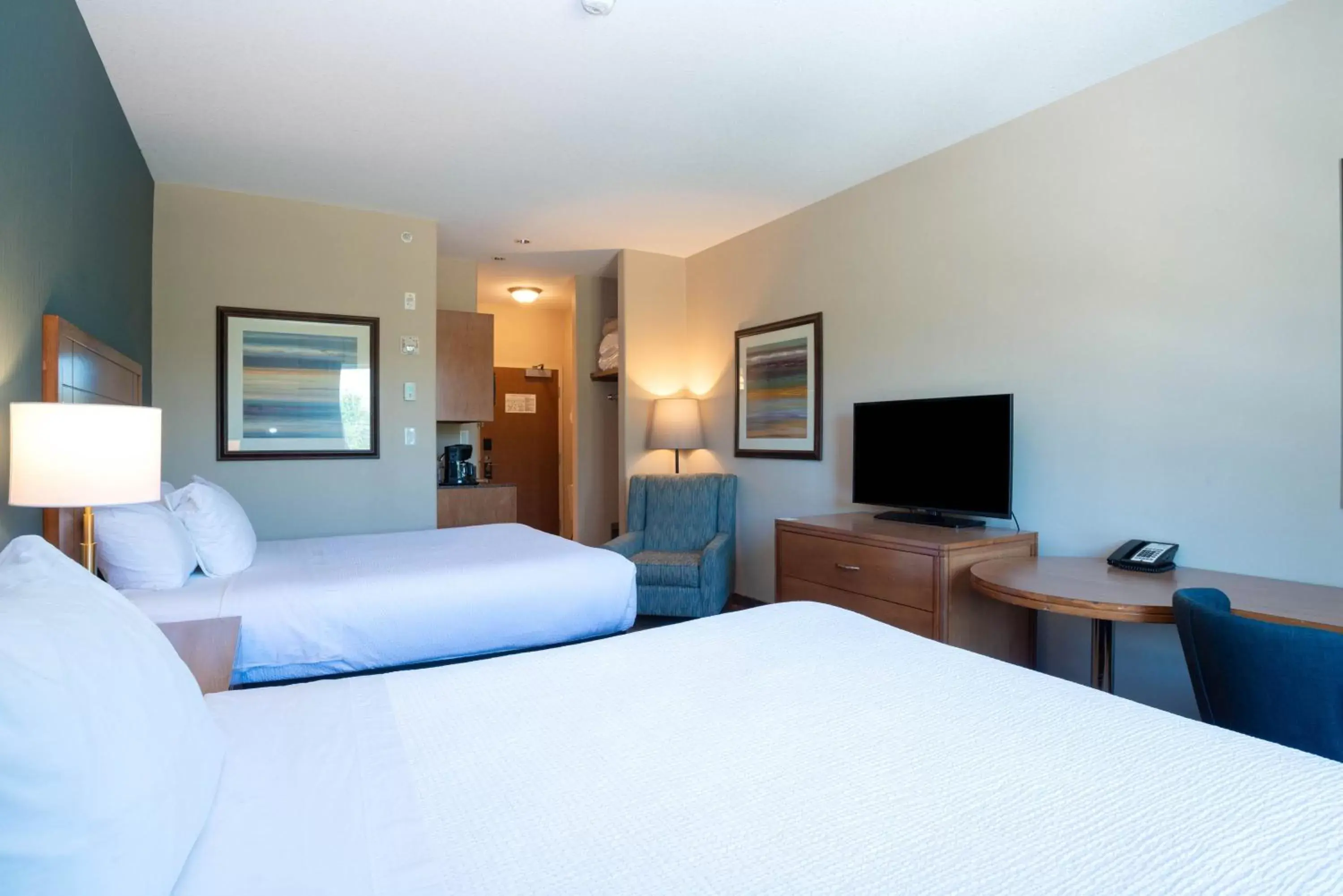Photo of the whole room, Bed in Sandman Hotel and Suites Squamish