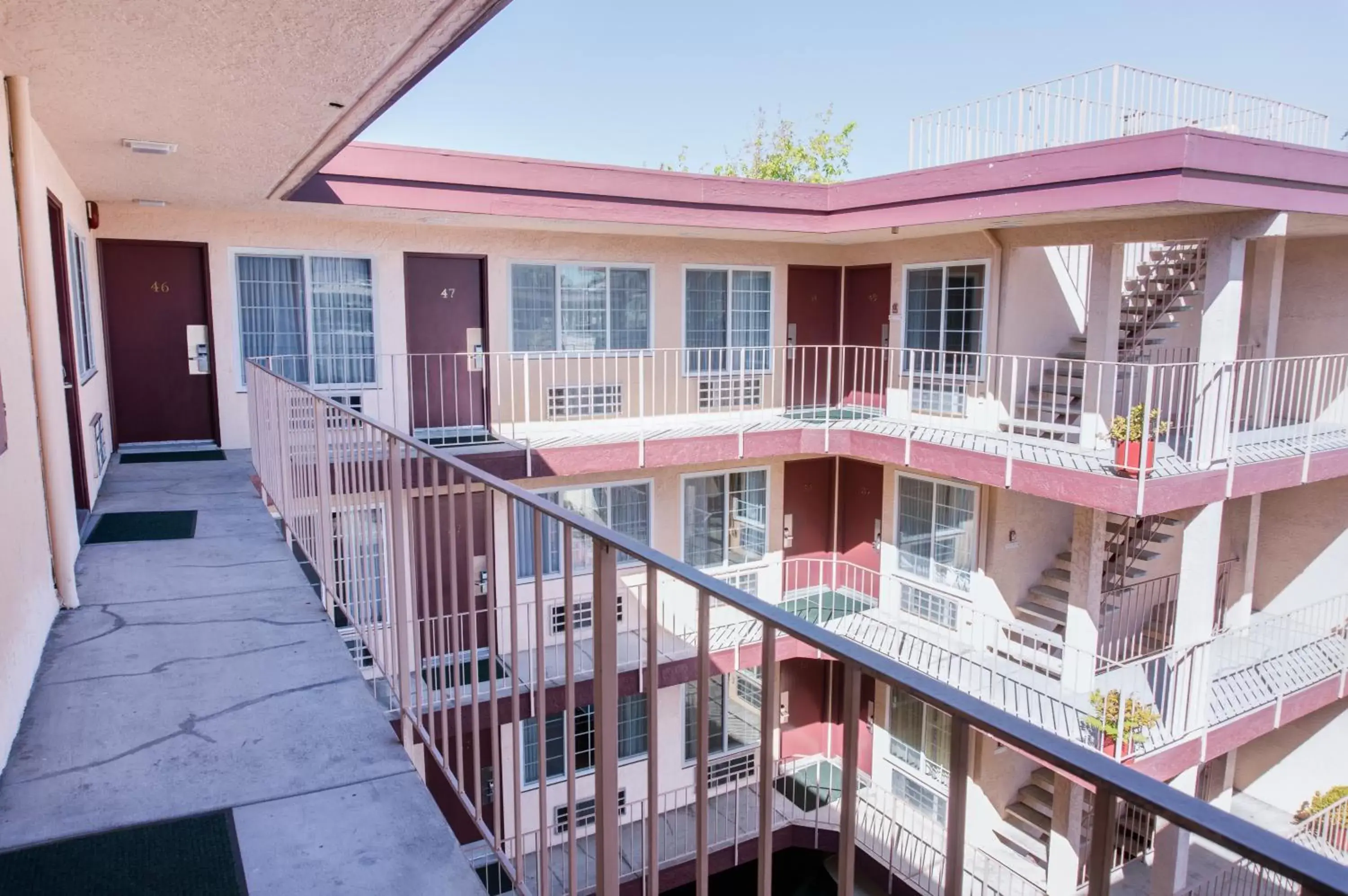 Facade/entrance, Balcony/Terrace in La Casa Inn