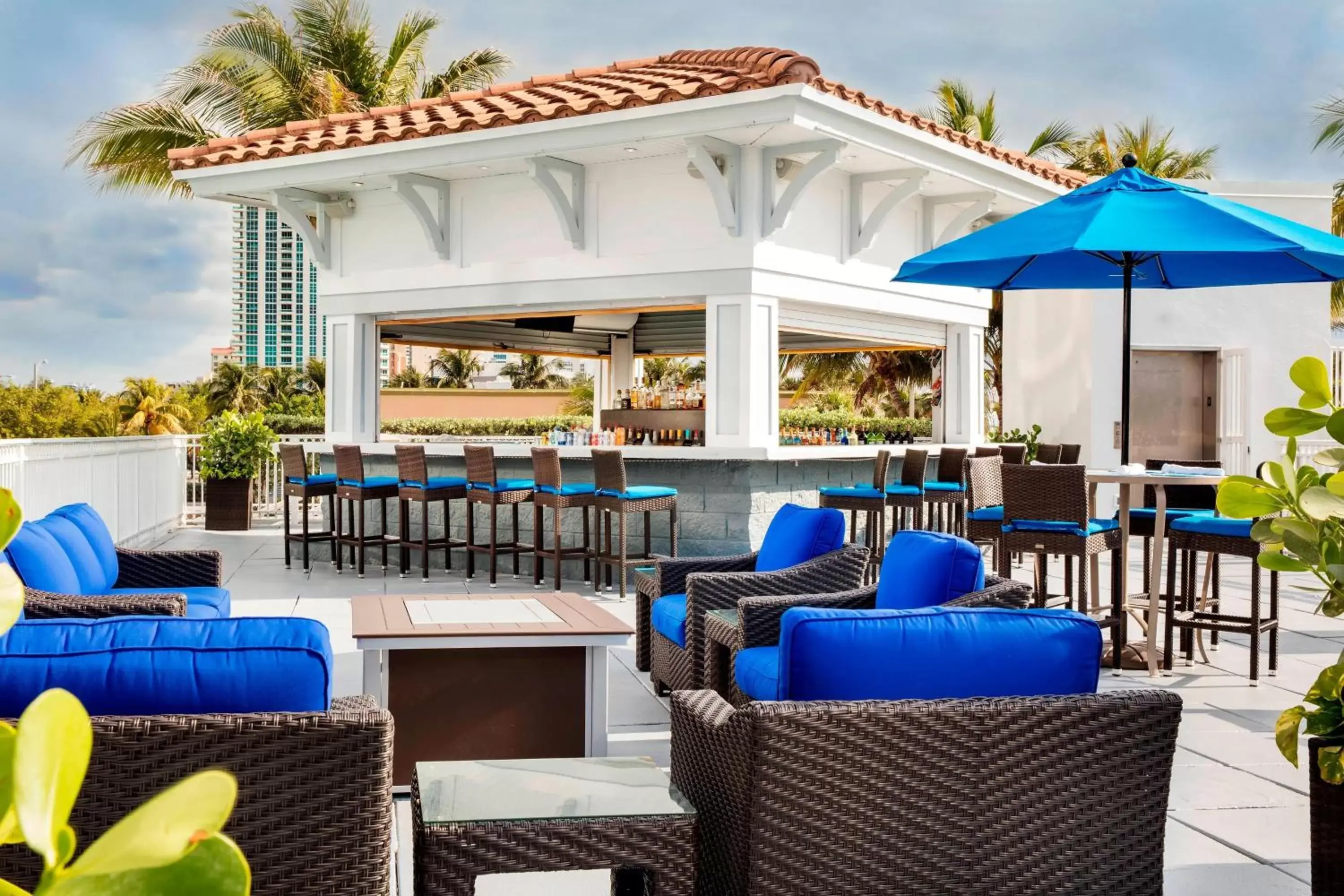 Swimming pool, Lounge/Bar in Courtyard by Marriott Fort Lauderdale Beach