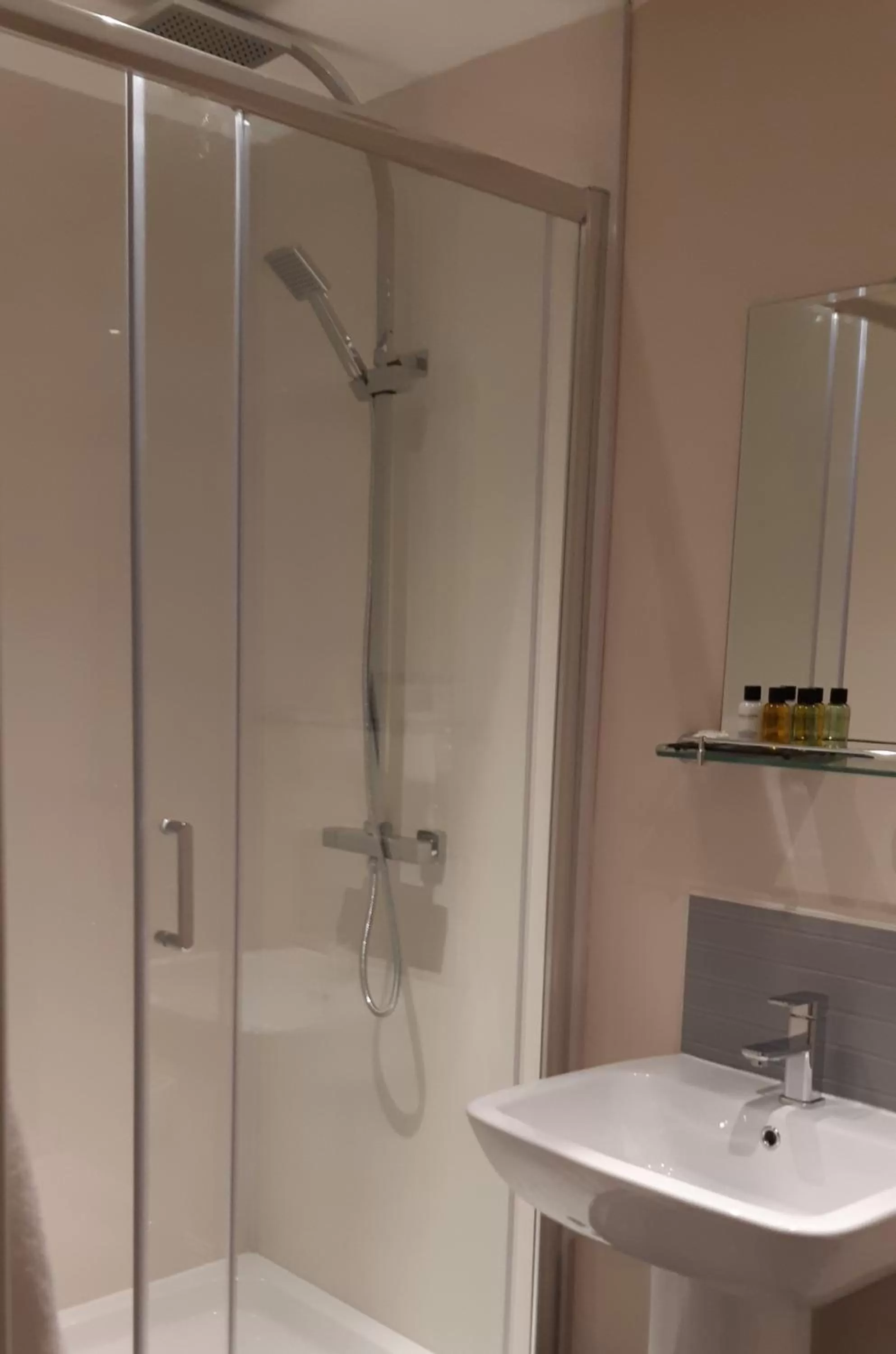 Shower in The Masons Arms