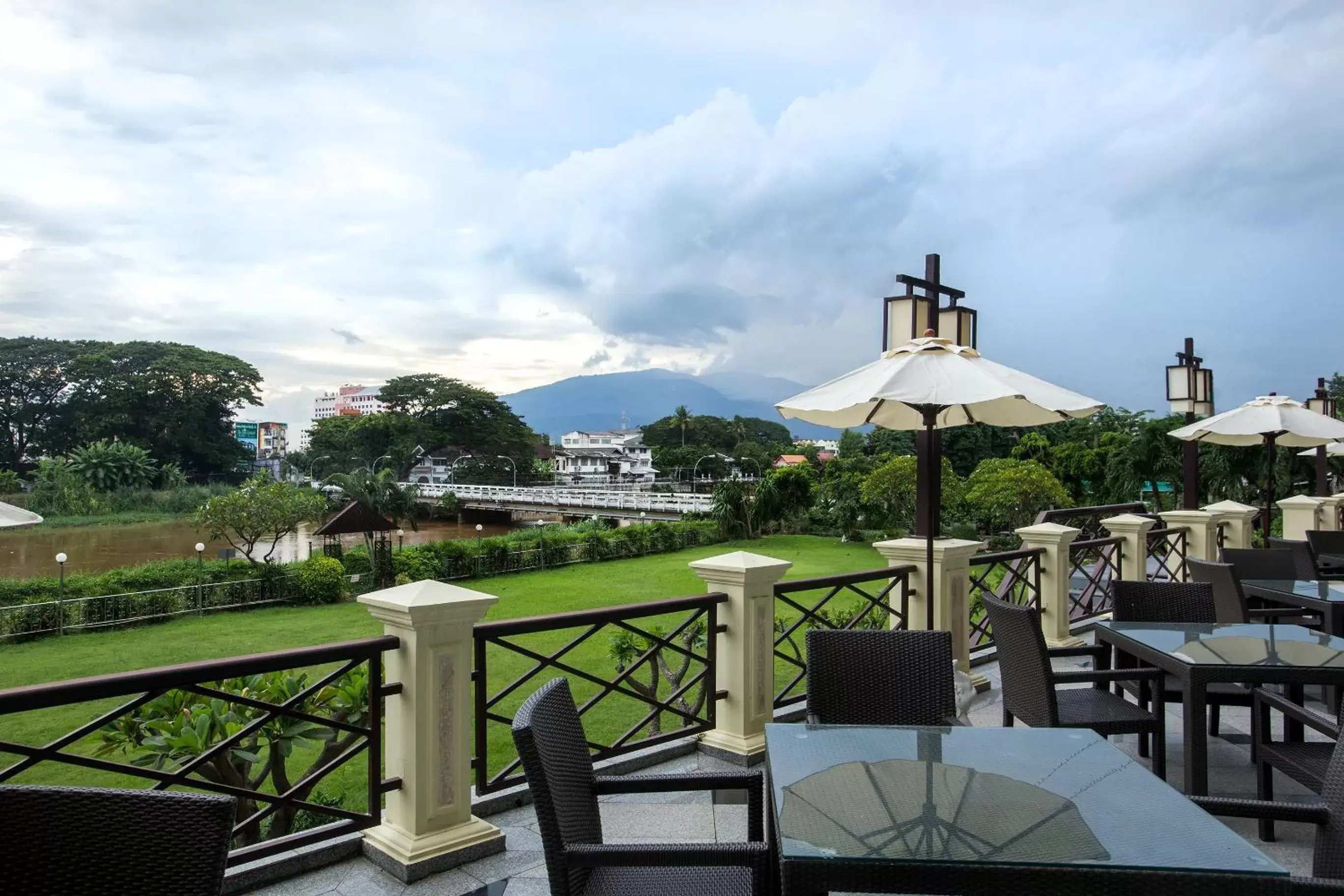 Restaurant/places to eat in Centara Riverside Hotel Chiang Mai