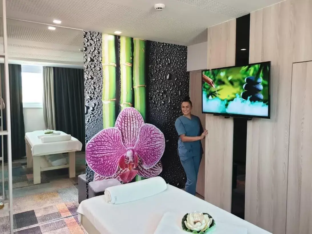 Massage, TV/Entertainment Center in Hotel Cosmopolit