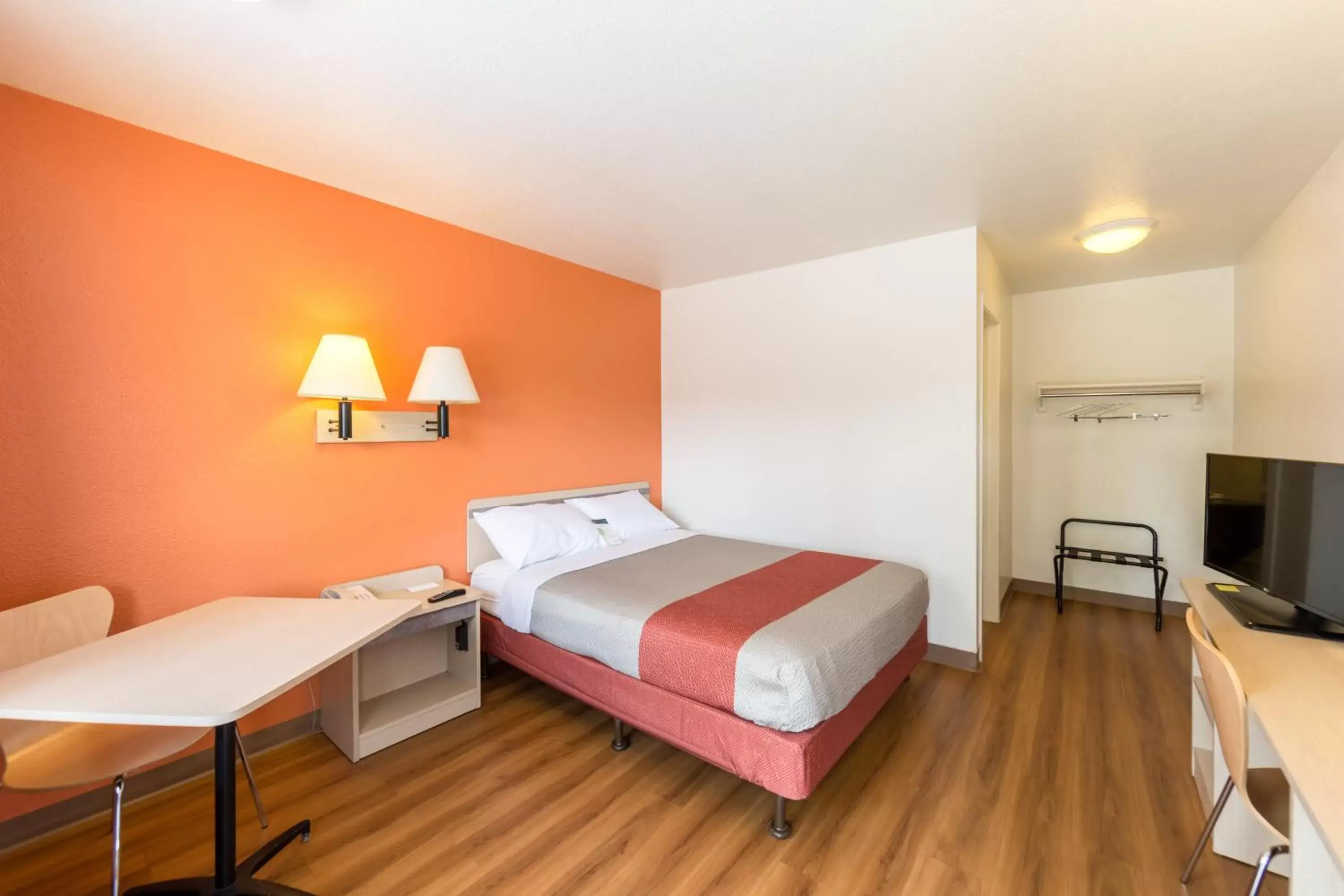 Bedroom, Bed in Motel 6-Klamath Falls, OR