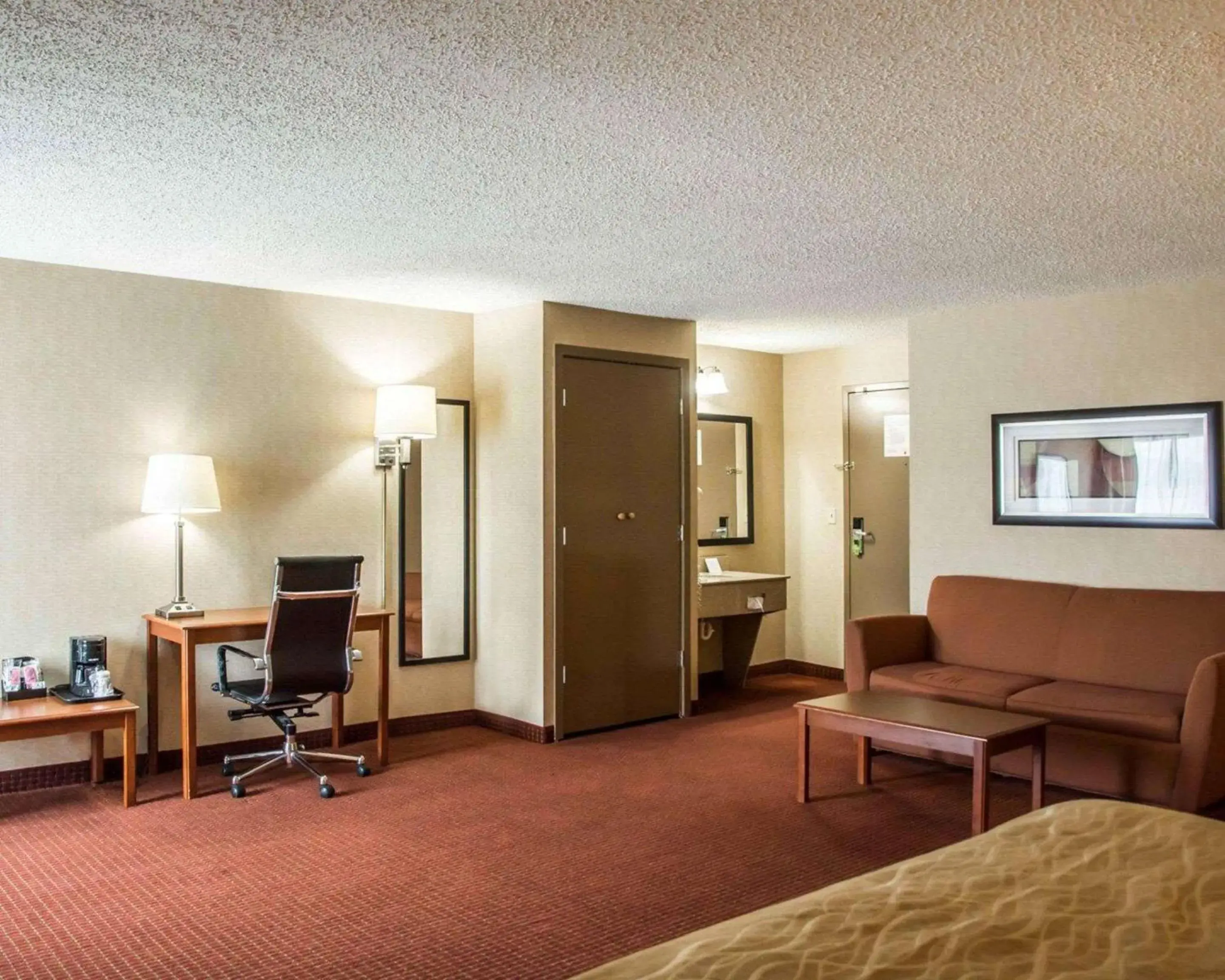 Photo of the whole room, Seating Area in Quality Inn Springboro West