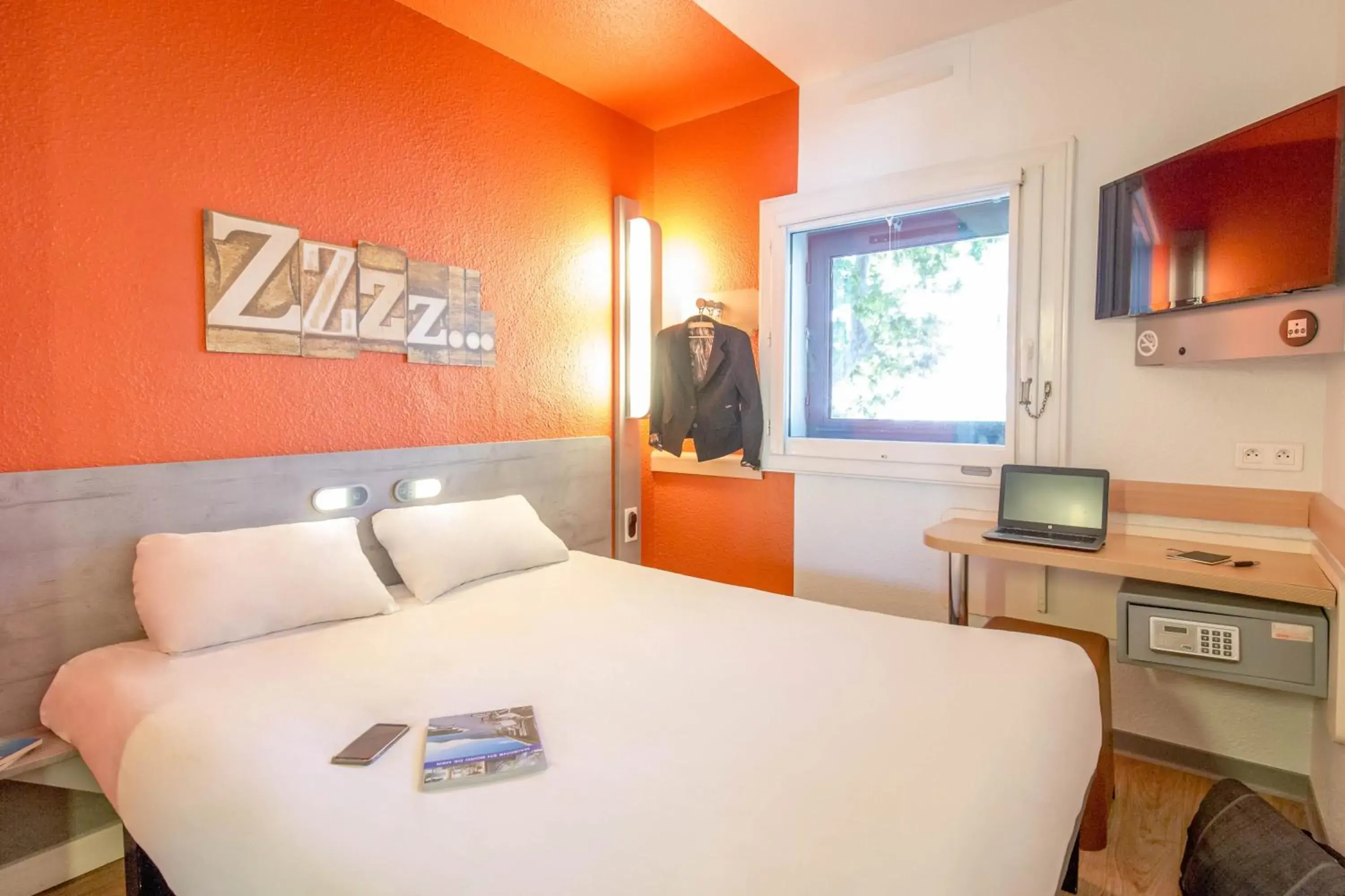 Bedroom, Bed in Ibis Budget Marseille Timone