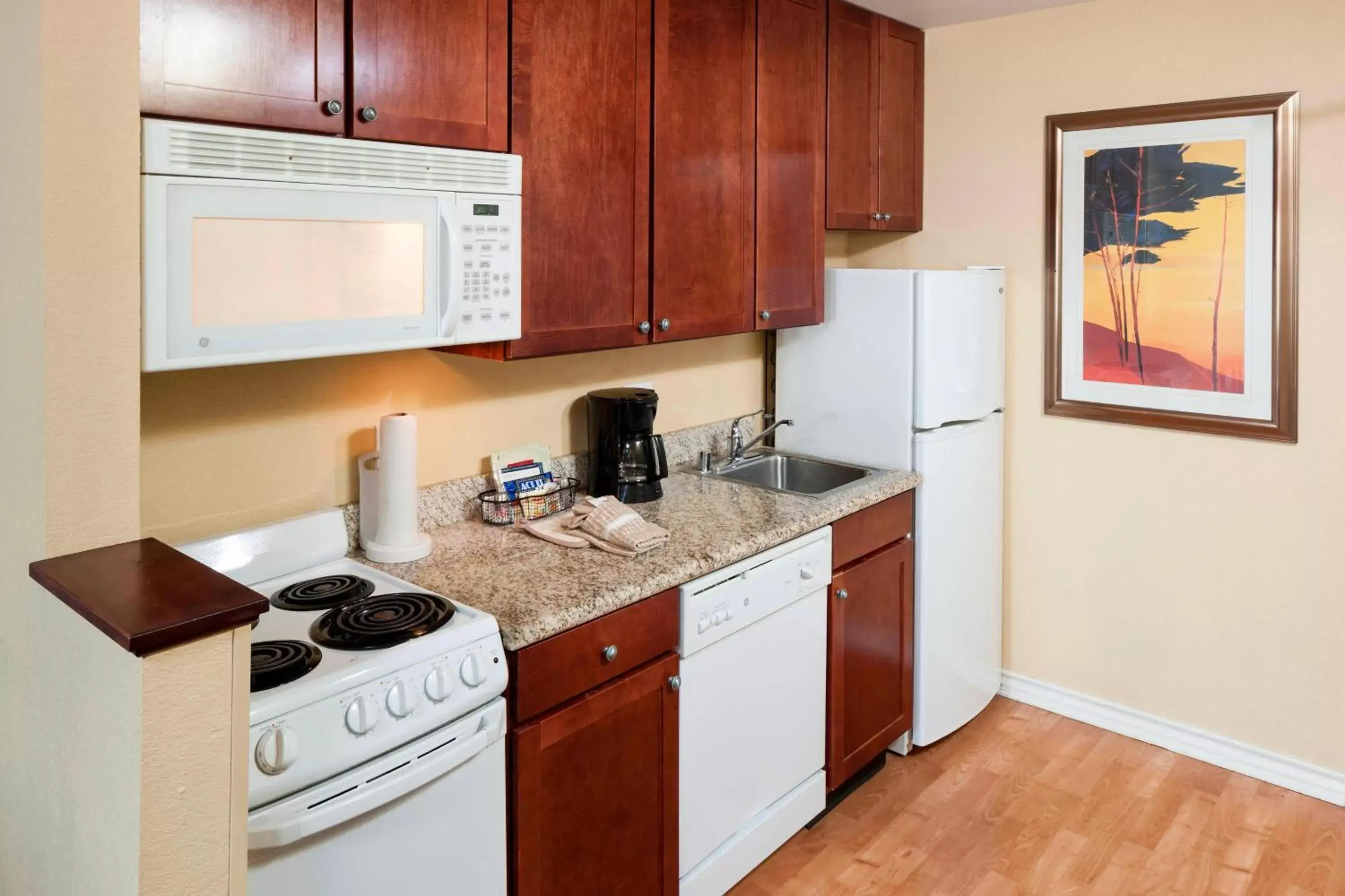 Photo of the whole room, Kitchen/Kitchenette in TownePlace Suites by Marriott Texarkana