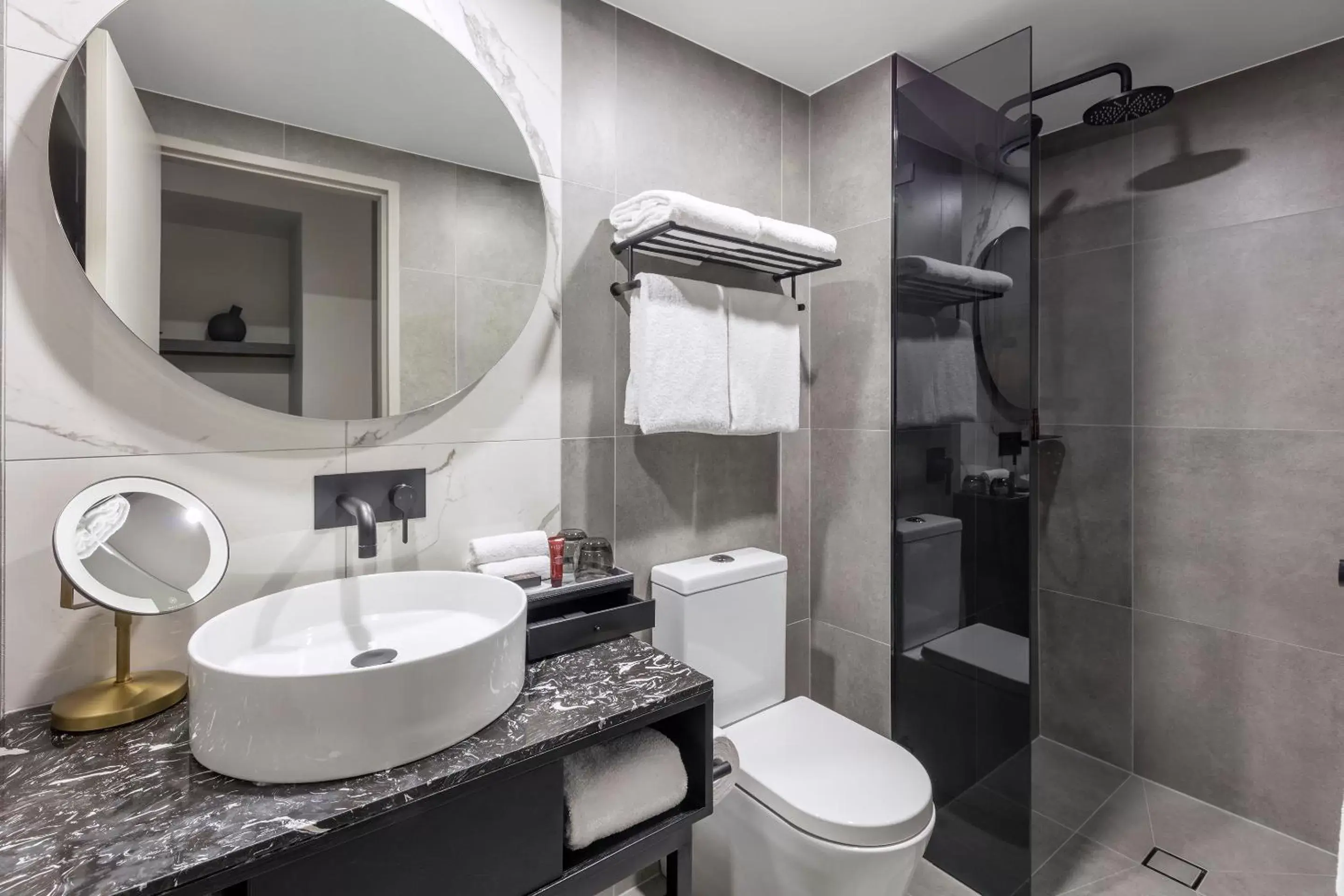Bathroom in Deco Hotel Canberra
