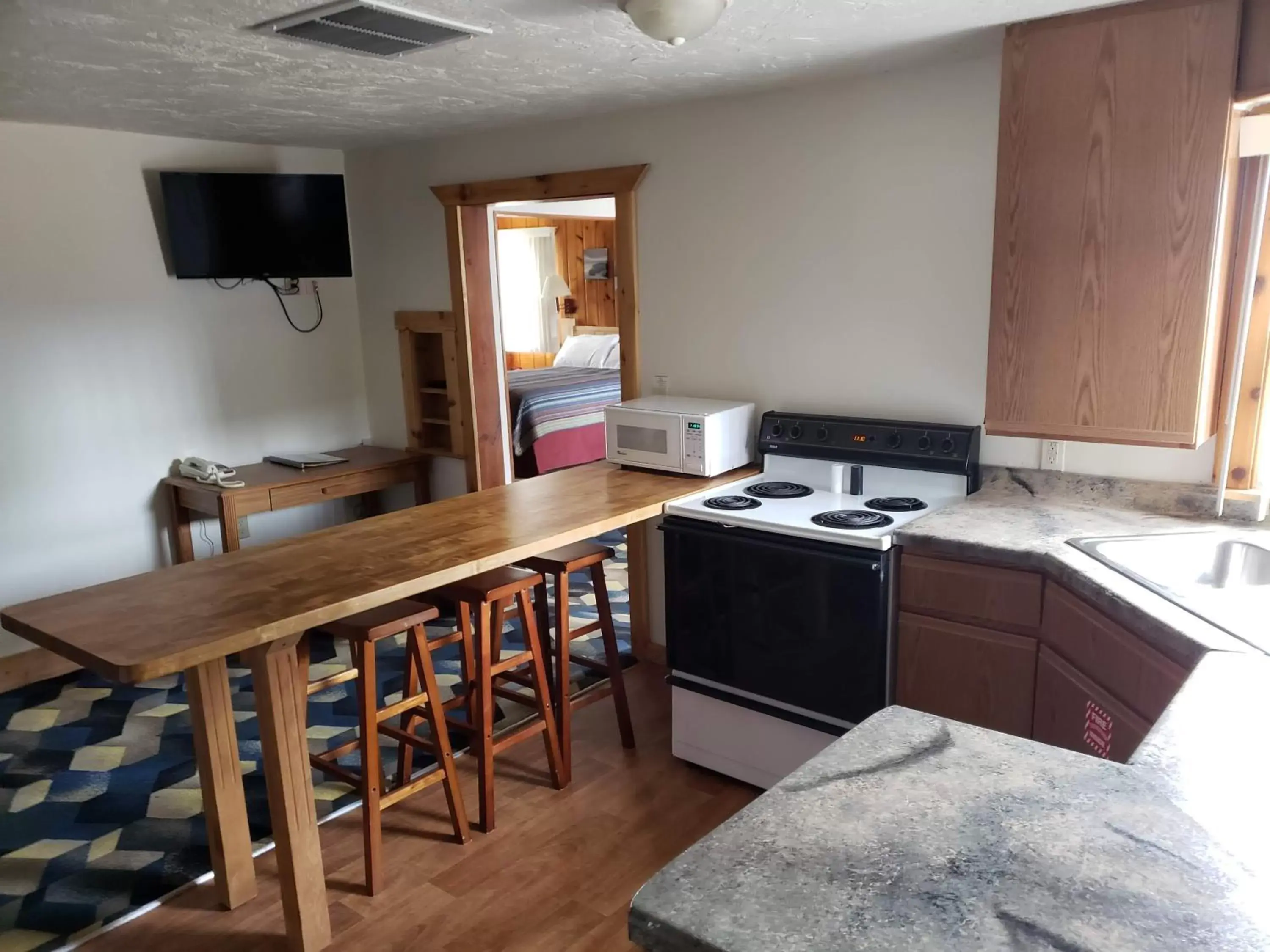 Kitchen/Kitchenette in Round Barn Lodge