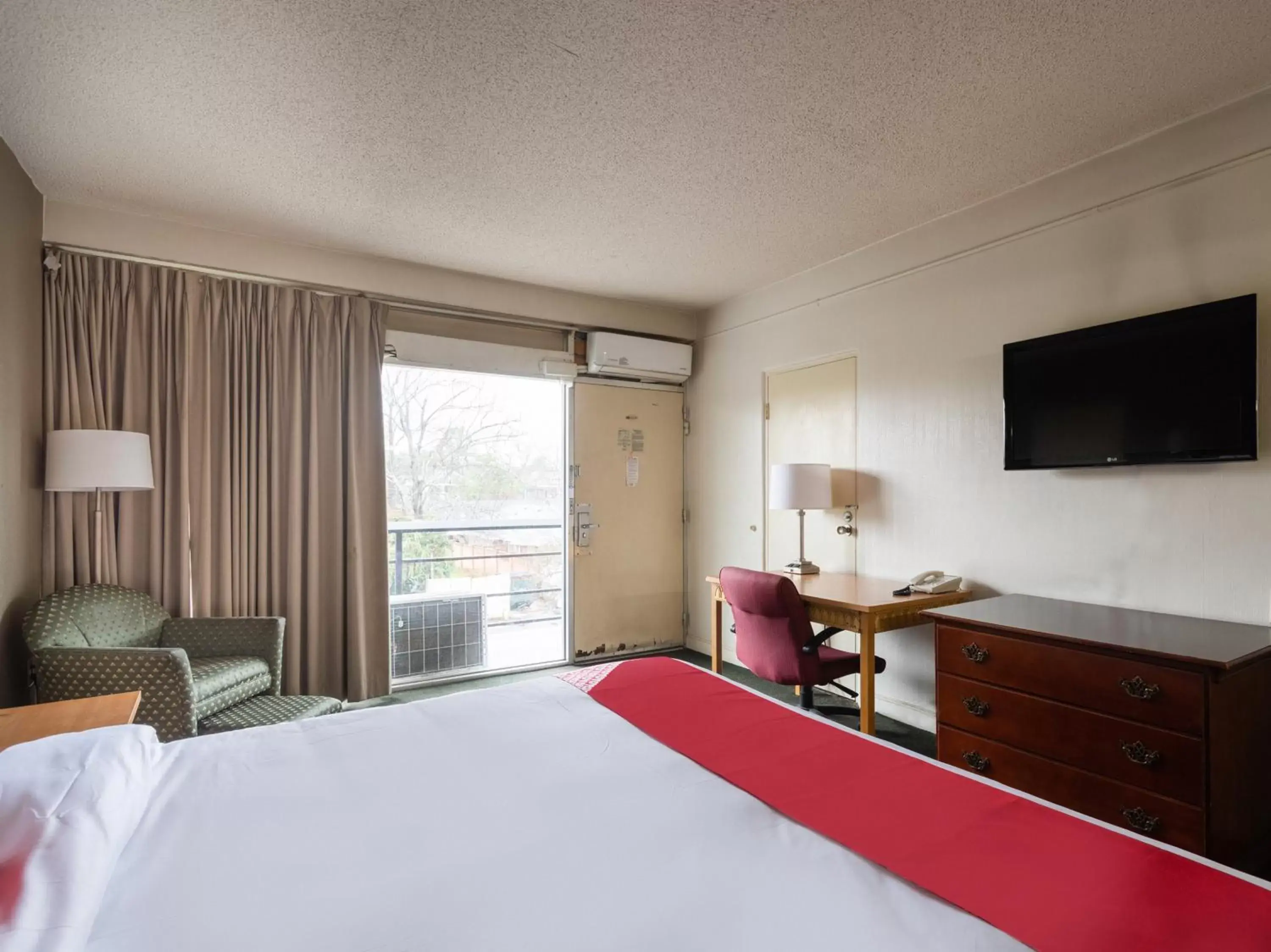 Bedroom, Bed in OYO Hotel Sumter SC Downtown