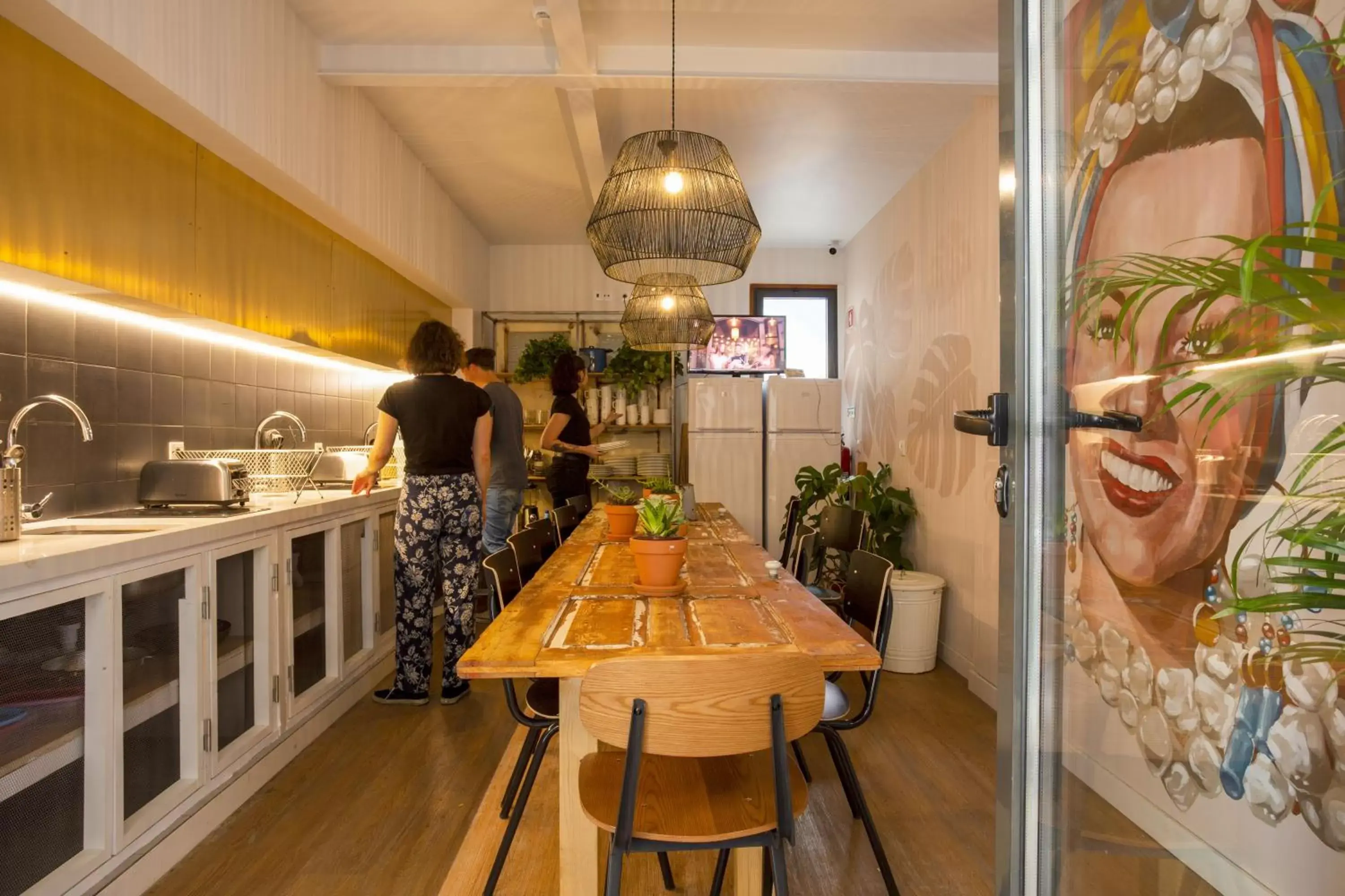 Communal kitchen, Restaurant/Places to Eat in Selina Secret Garden Lisbon