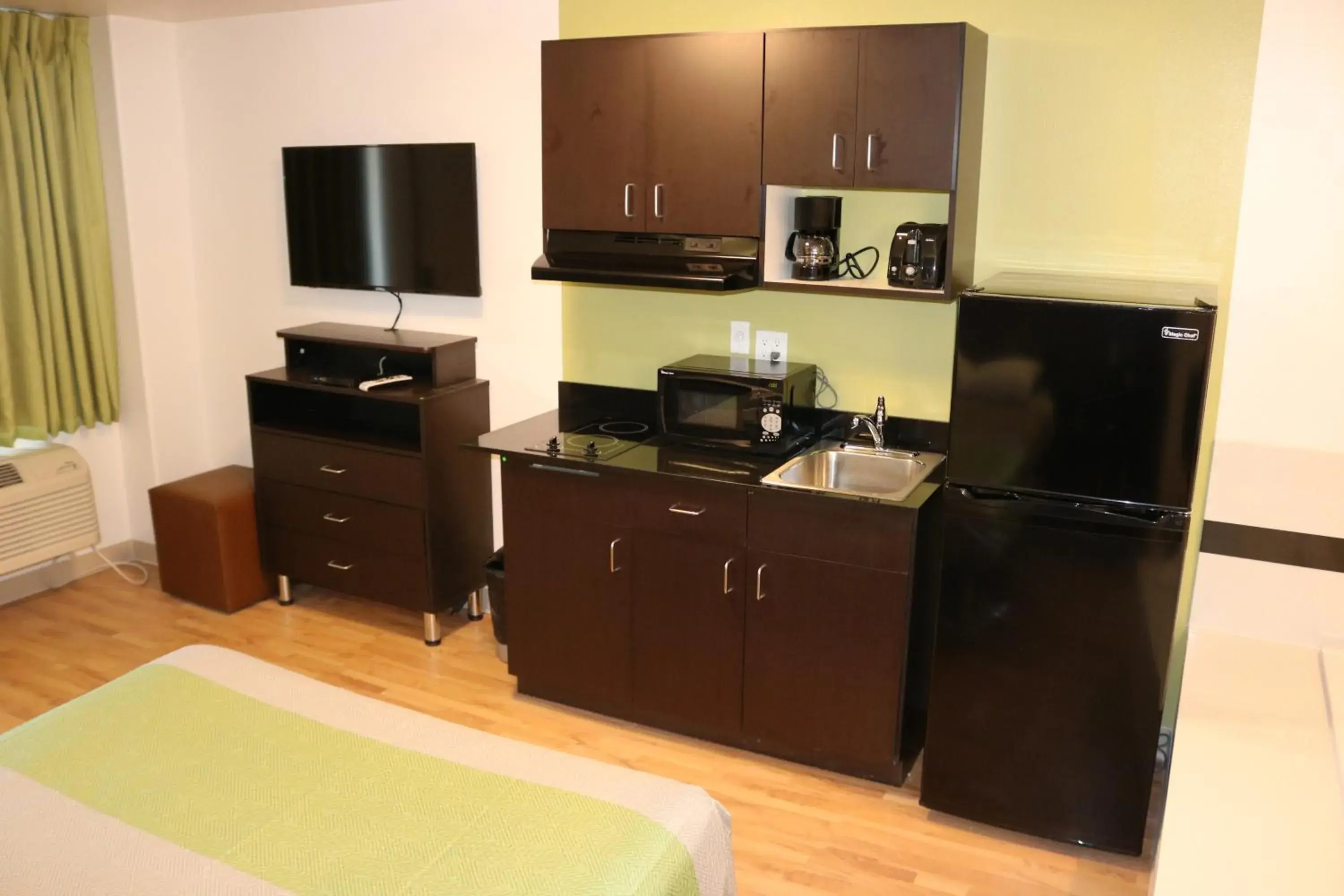 Kitchen or kitchenette, Bed in Studio 6 Victorville - Apple Valley Kitchen or kitchenette, Bed in Studio 6 Victorville - Apple Valley