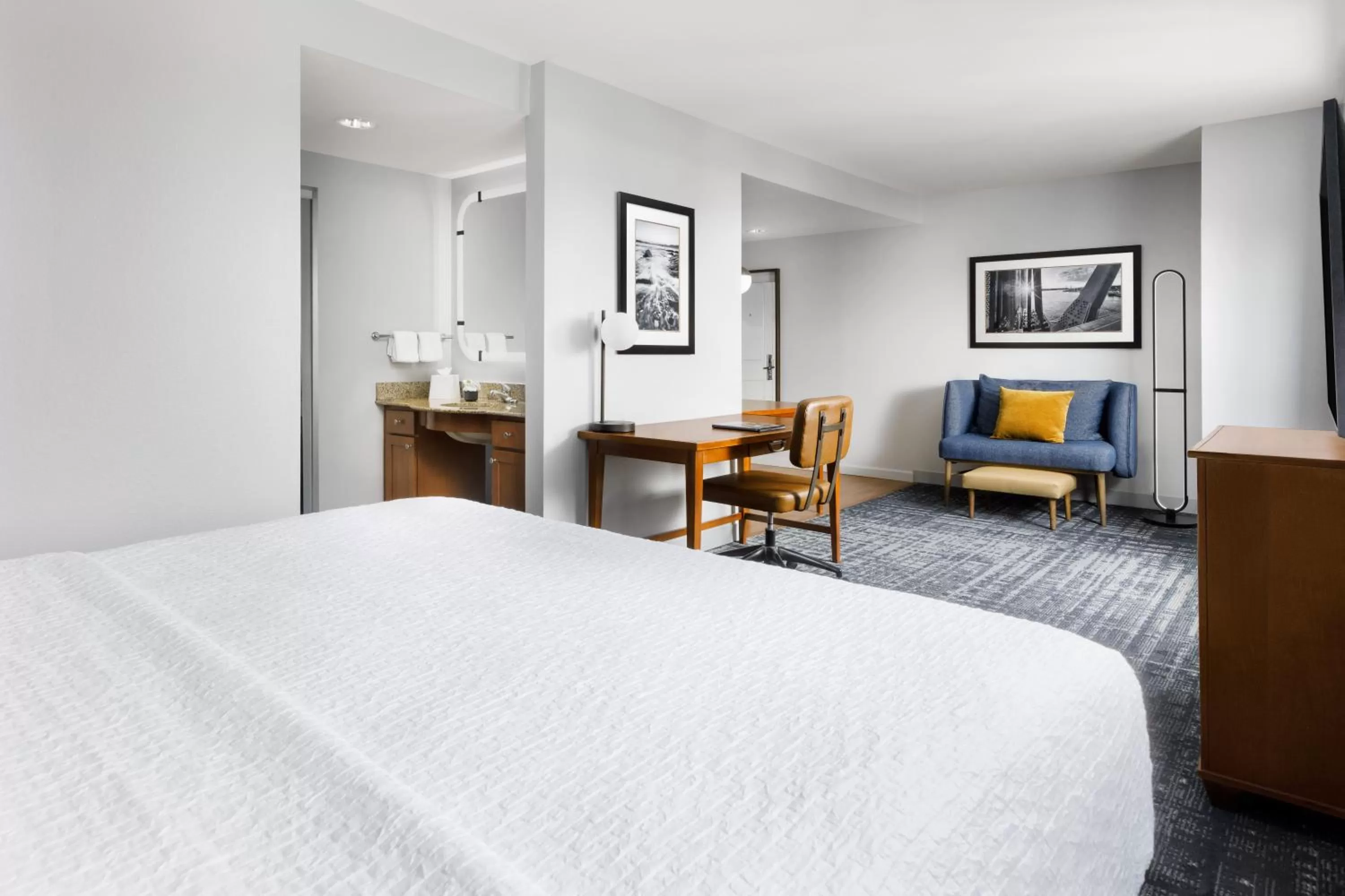 Living room, Bed in Homewood Suites by Hilton Portsmouth