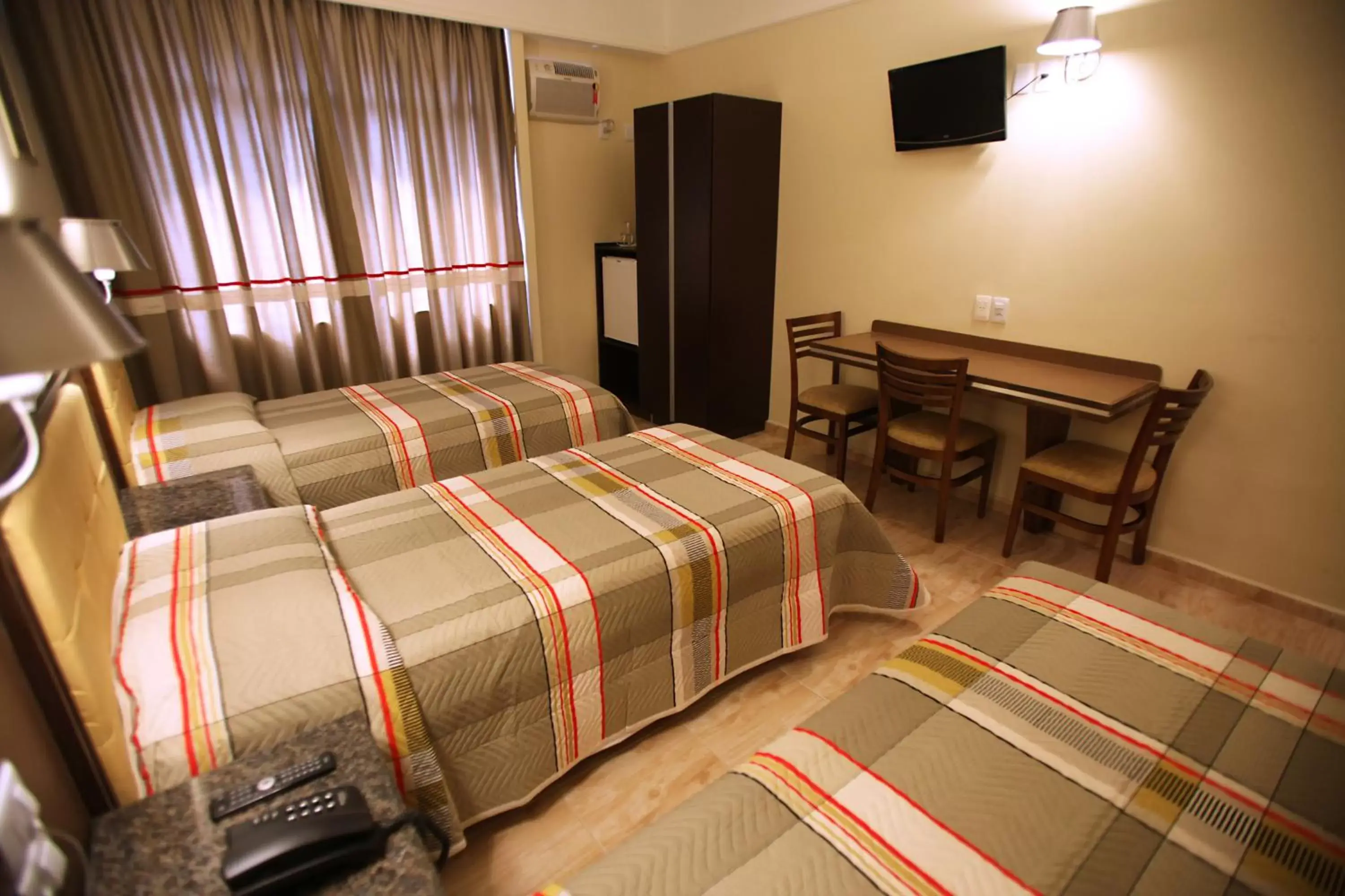 Photo of the whole room, Bed in Soneca Plaza Hotel