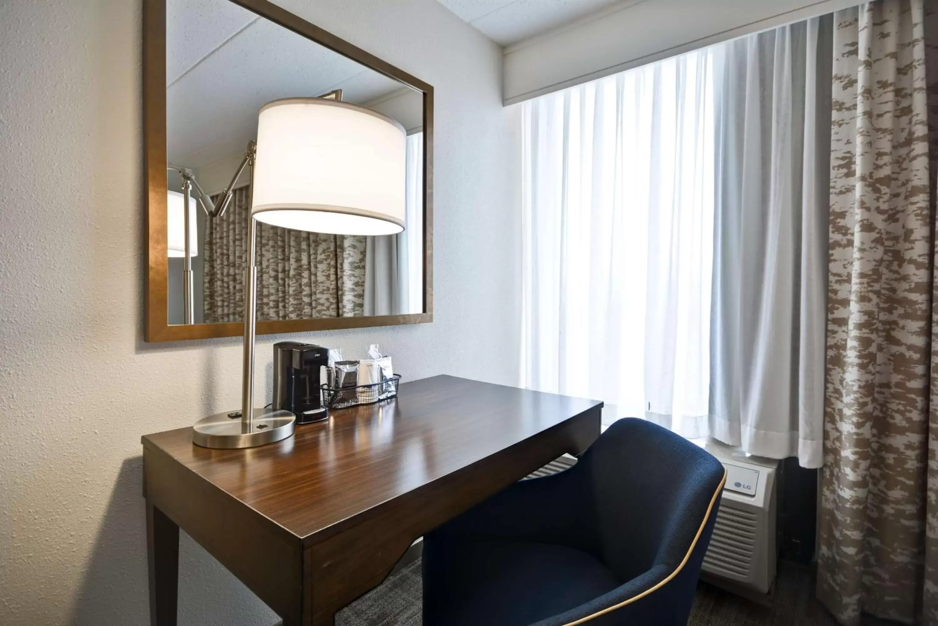 Bedroom, Seating Area in Hampton Inn Chicago-Naperville