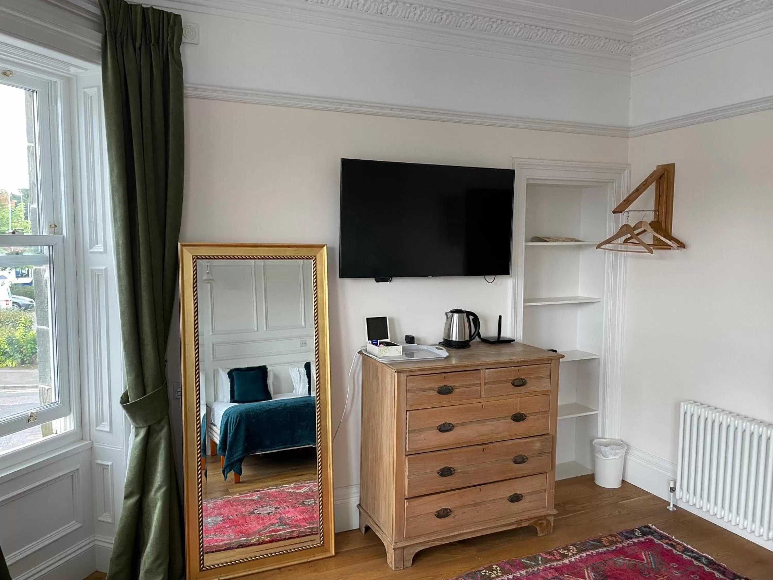 TV and multimedia, TV/Entertainment Center in Banners House Hotel