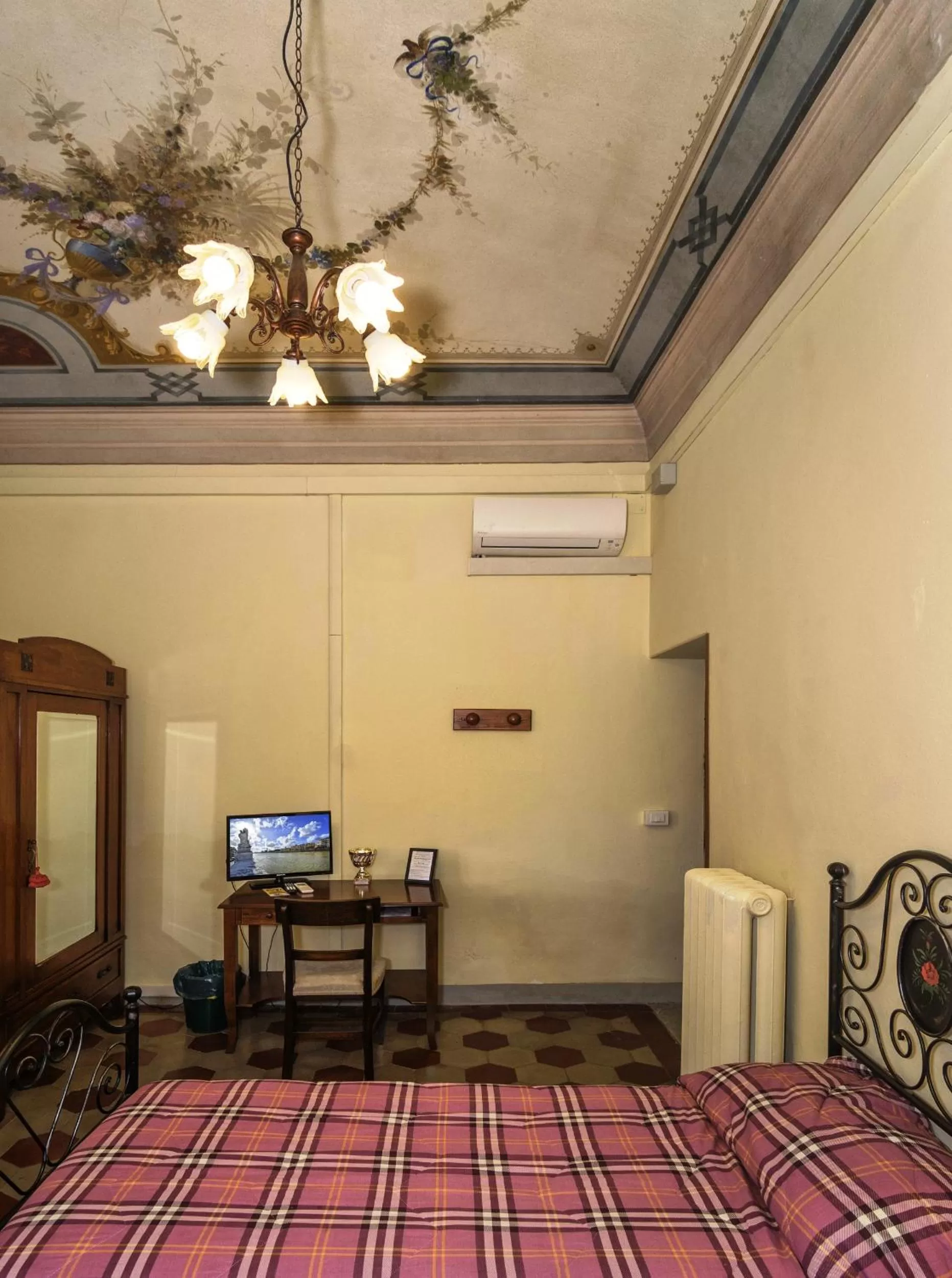 Decorative detail, Bed in B&B Antica Piazza dei Miracoli