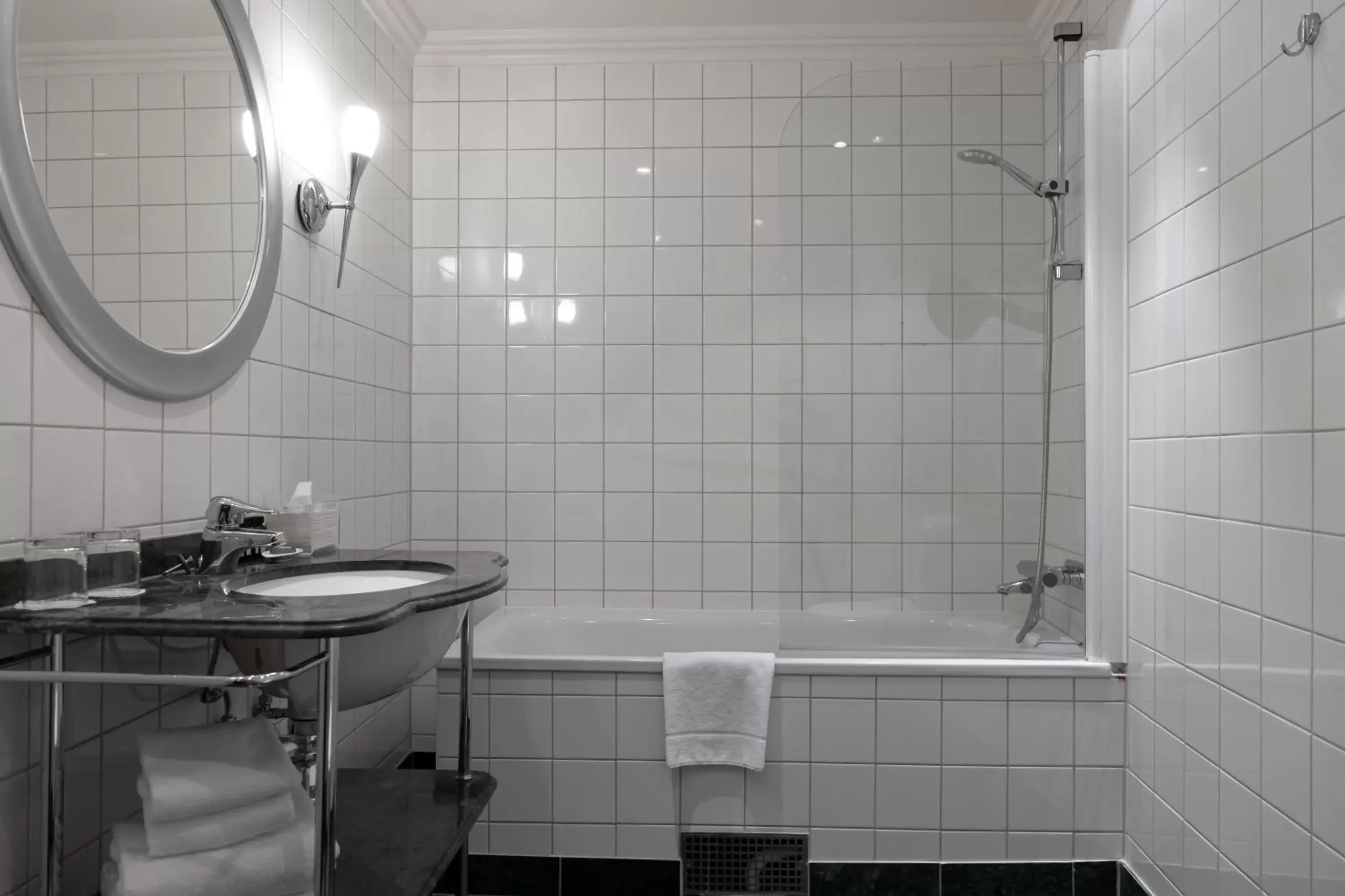 Shower, Bathroom in Elite Hotel Savoy