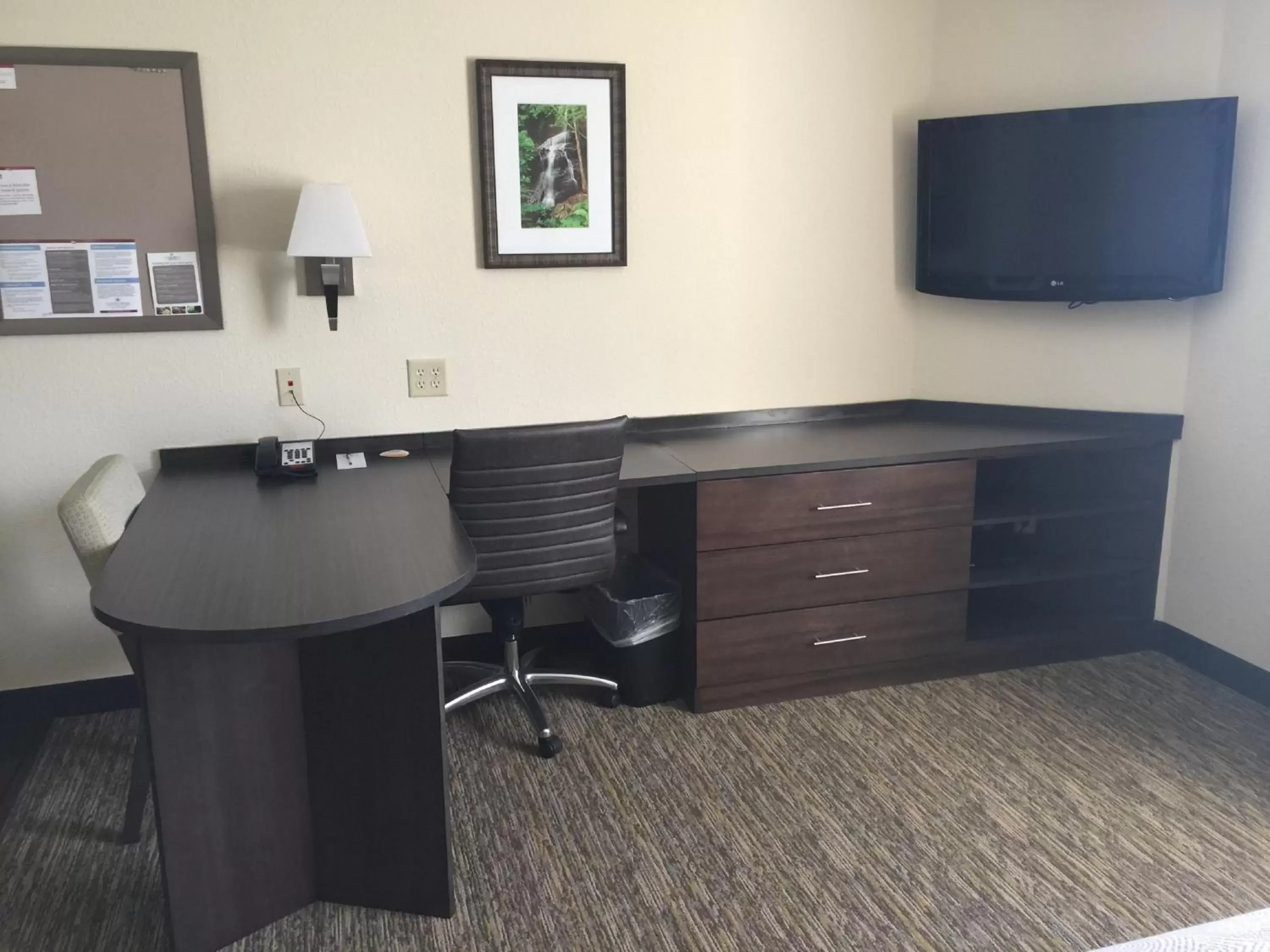 Photo of the whole room, TV/Entertainment Center in Candlewood Suites Woodward, an IHG Hotel