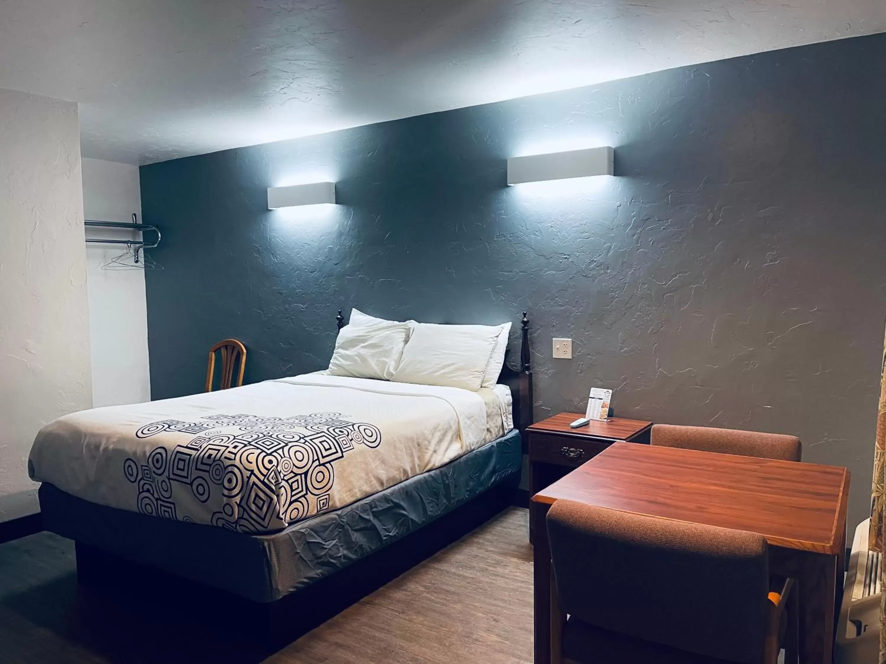 Photo of the whole room, Bed in Century 21 Motel