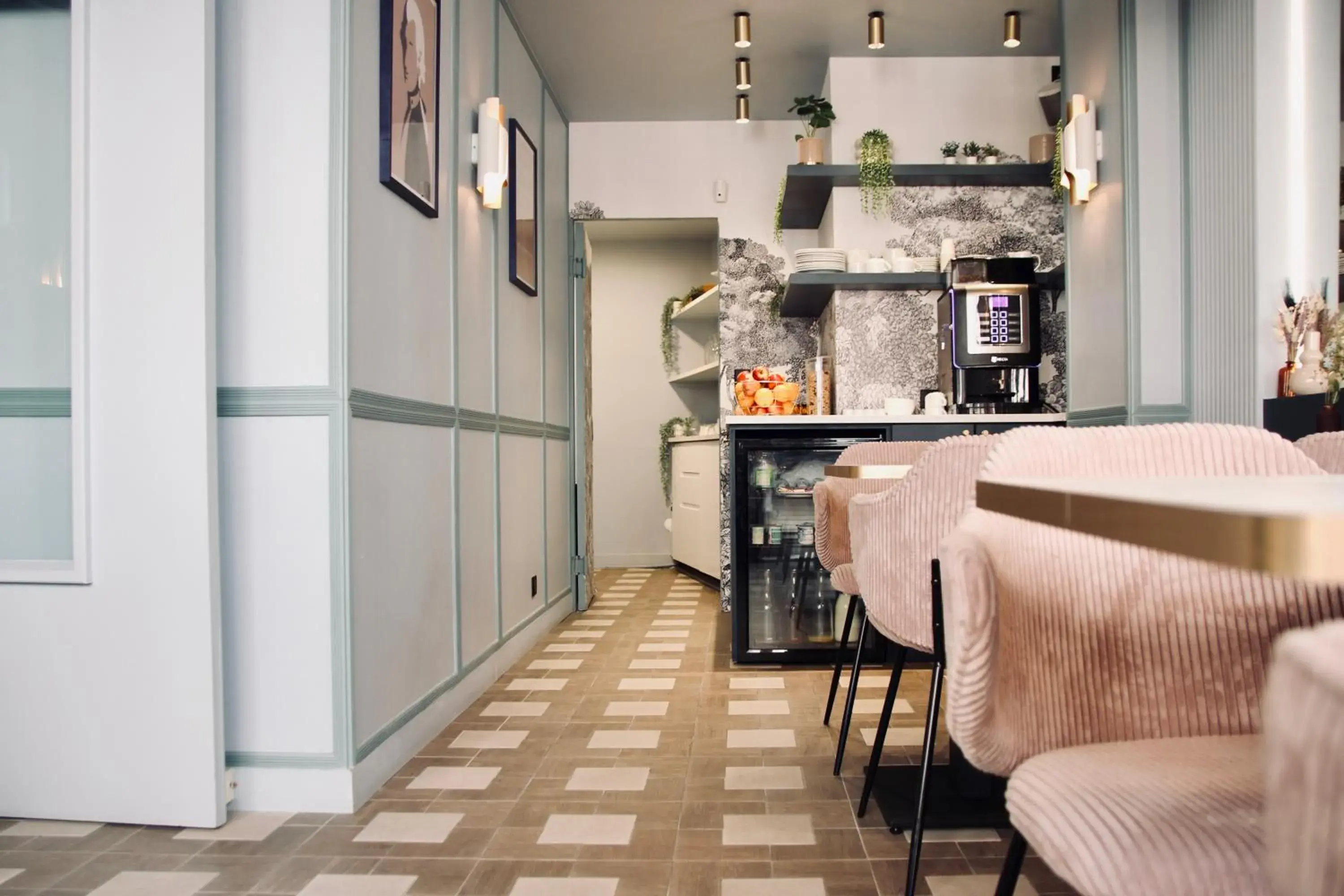 Communal lounge/ TV room, Kitchen/Kitchenette in Amadeus Hotel