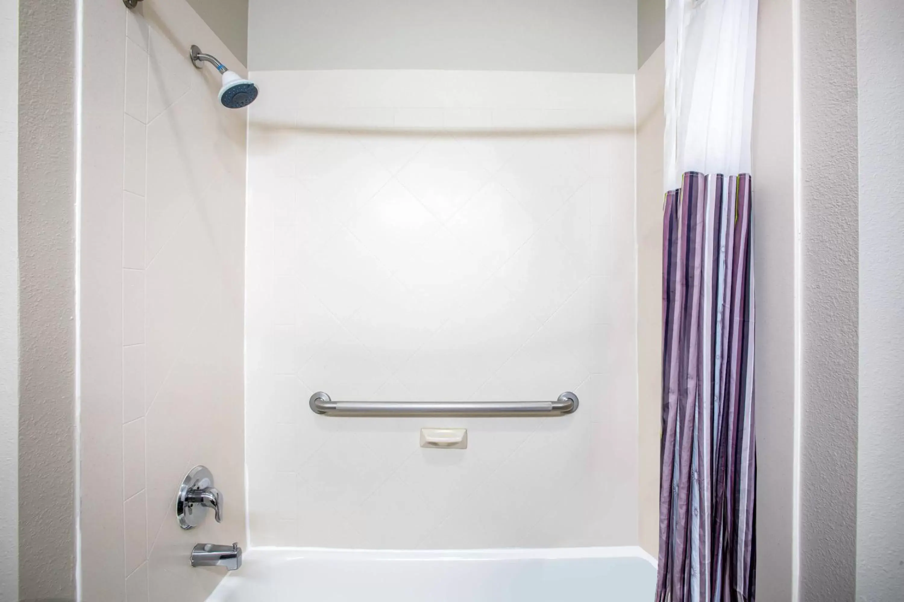 Shower, Bathroom in La Quinta by Wyndham Houston - Magnolia