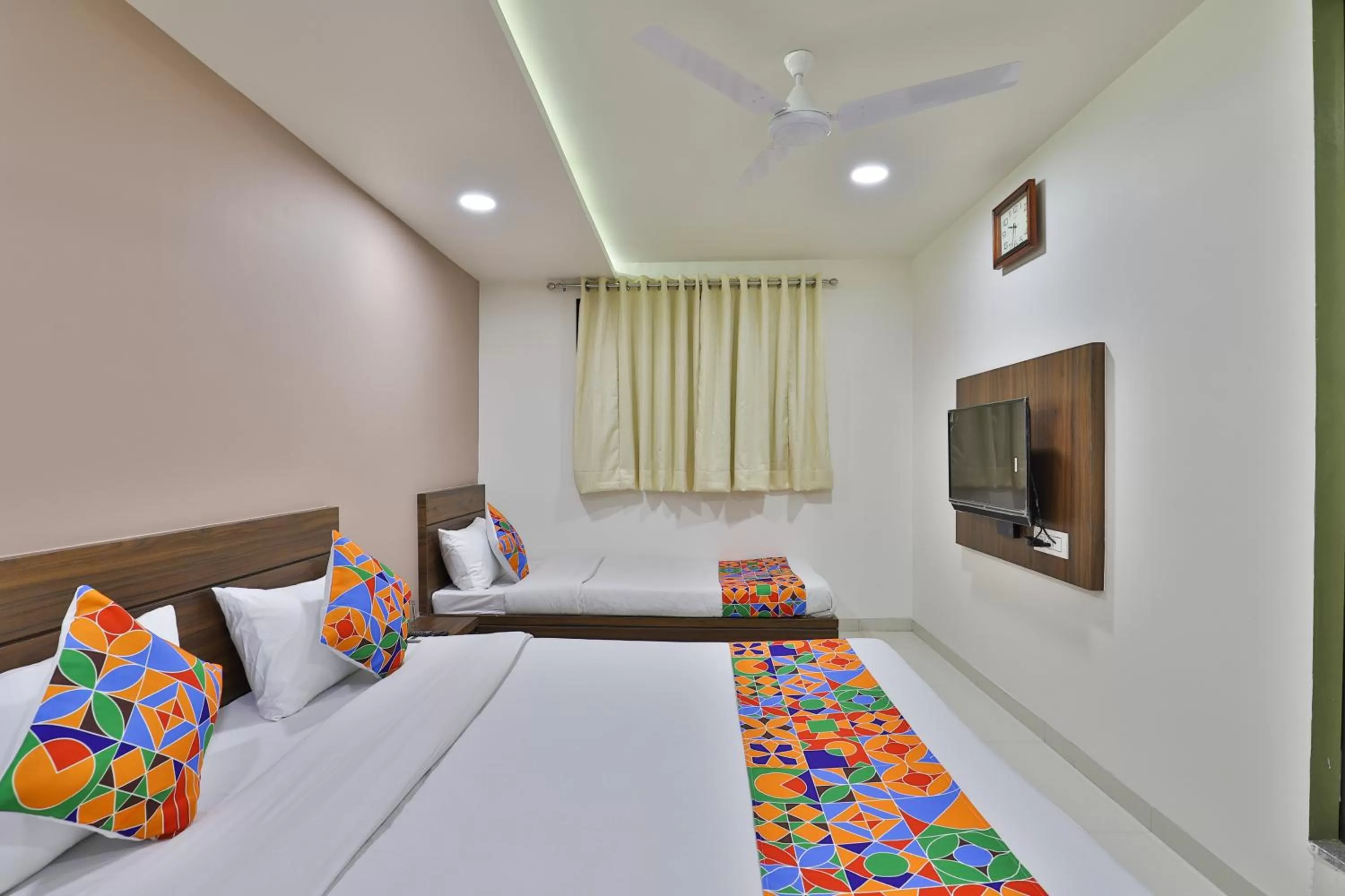 Photo of the whole room, Bed in Hotel Nice RAILWAY STATION