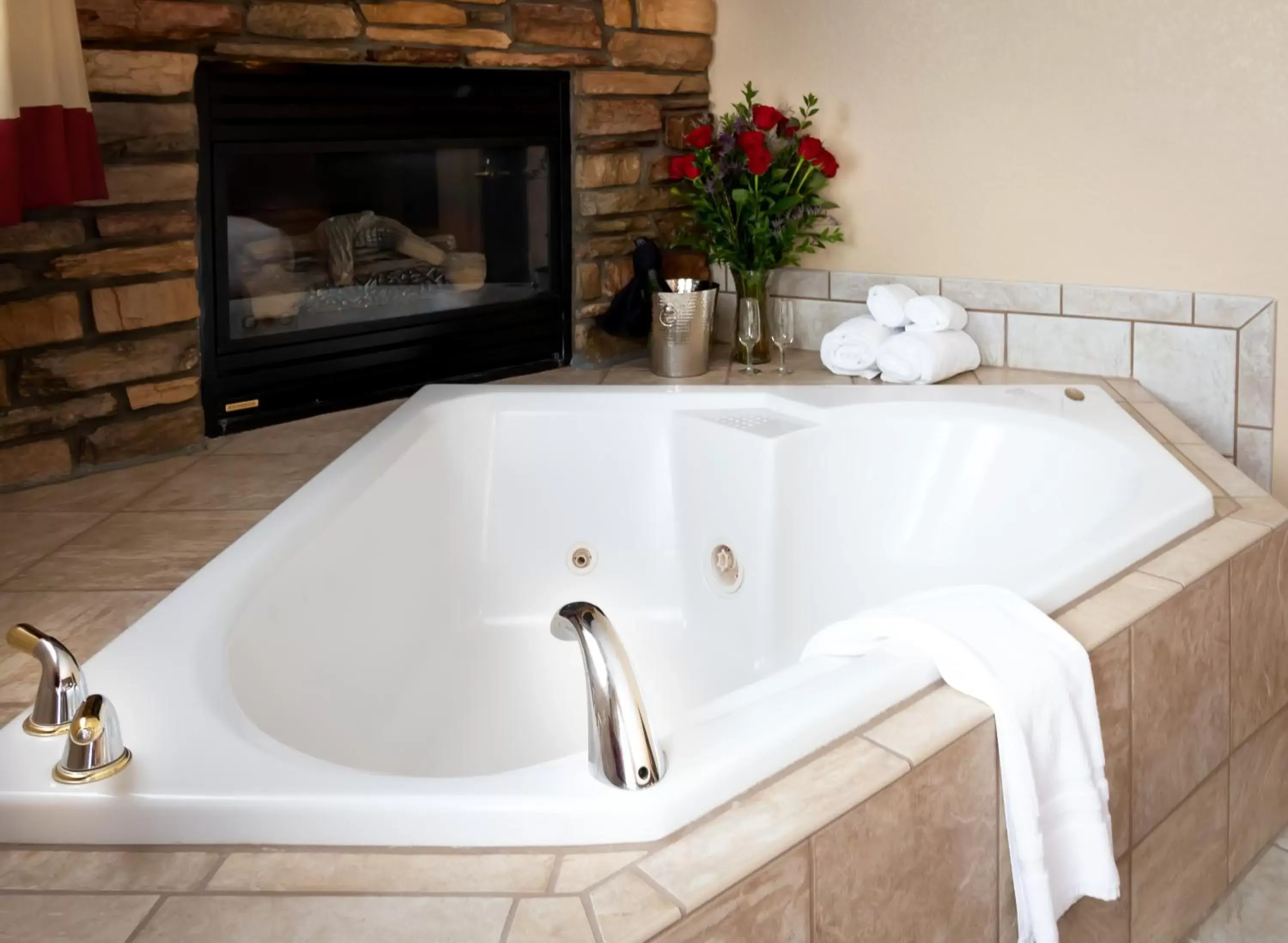 Hot Tub, Bathroom in The Estes Park Resort