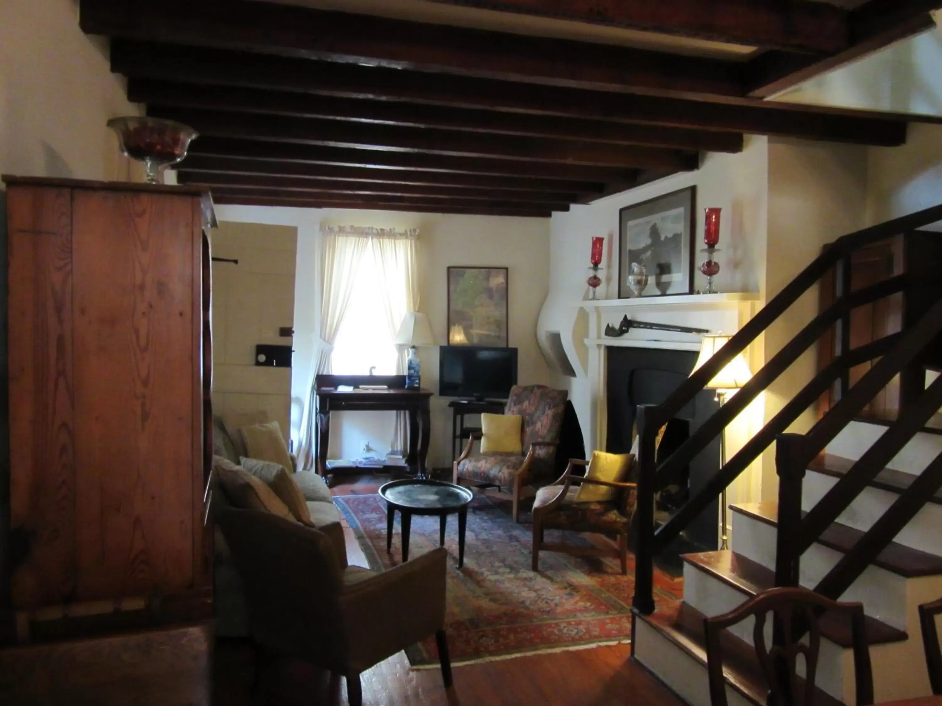 Day, Seating Area in Historic 86 Church Street