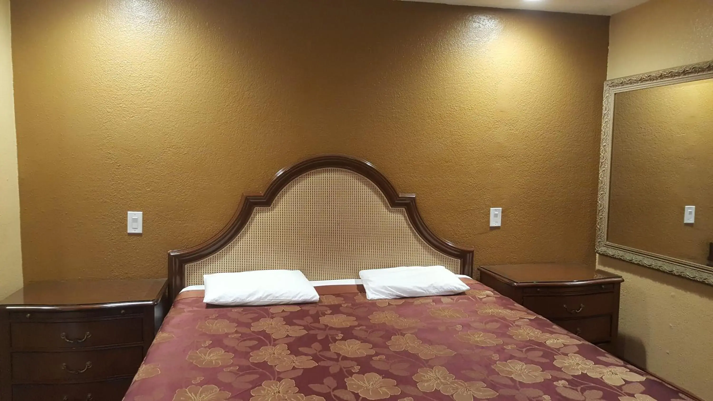 Bedroom, Bed in Central Inn Motel