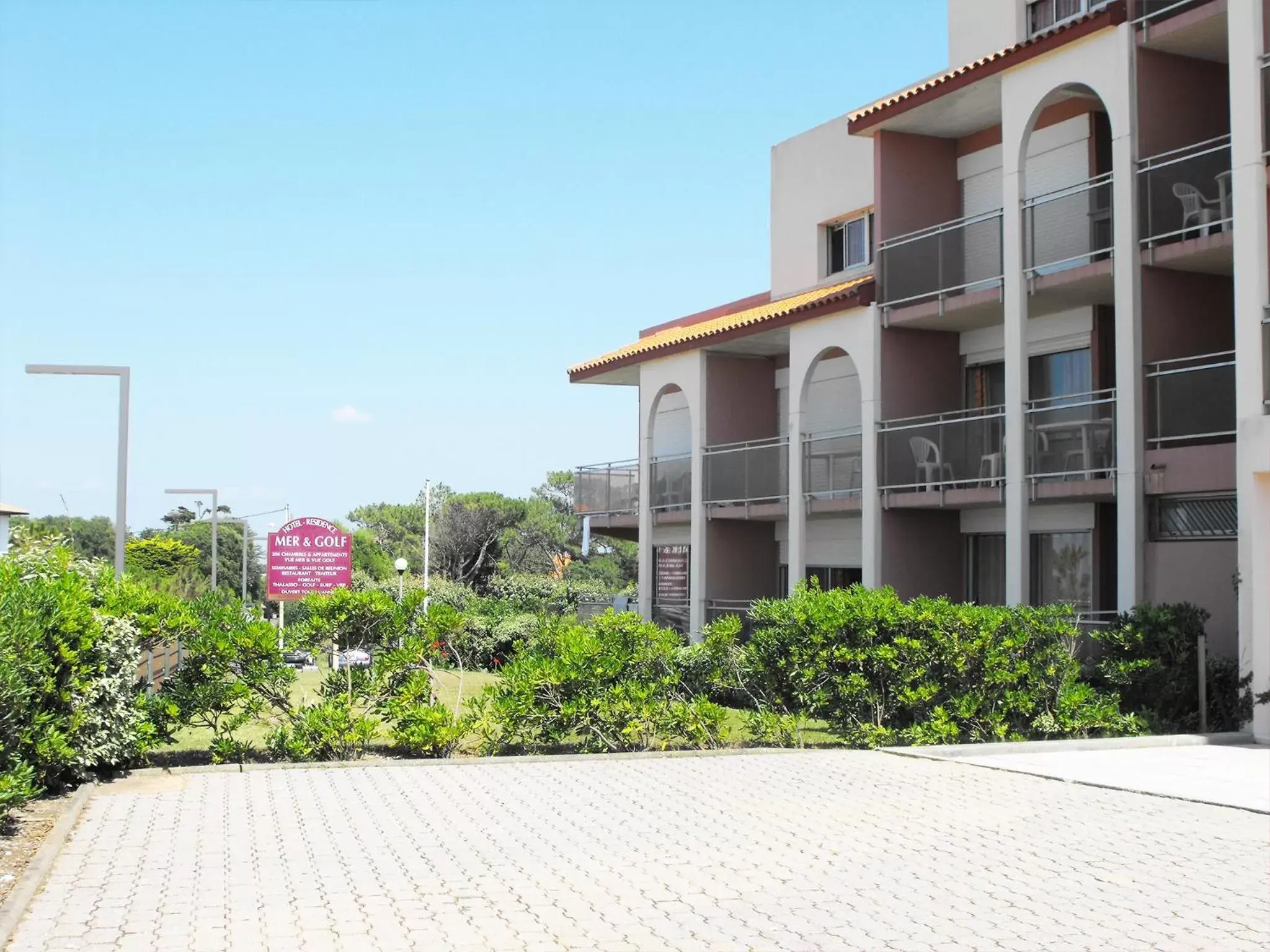 Facade/entrance, Property Building in Mer et Golf